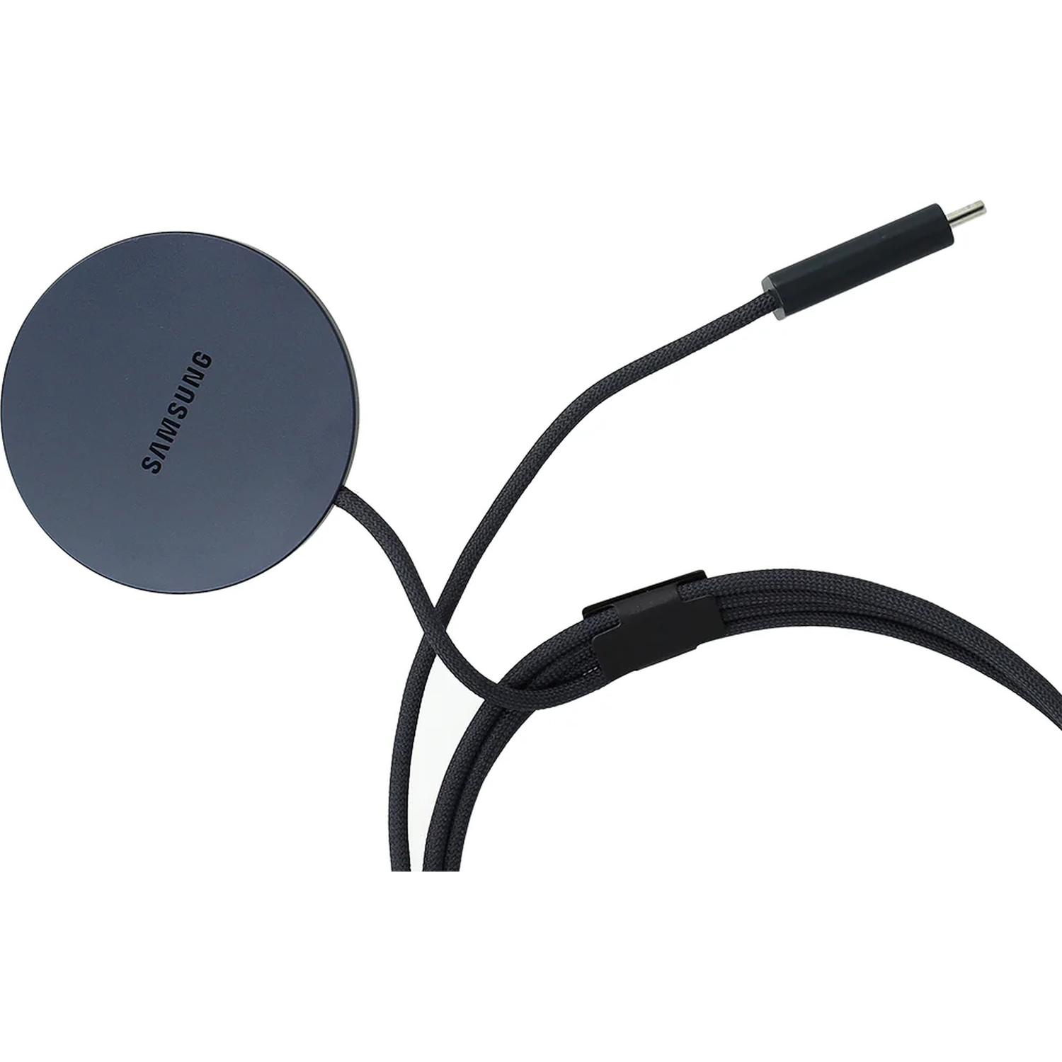 Een donkere, ronde Samsung oplader met een zwart snoer.