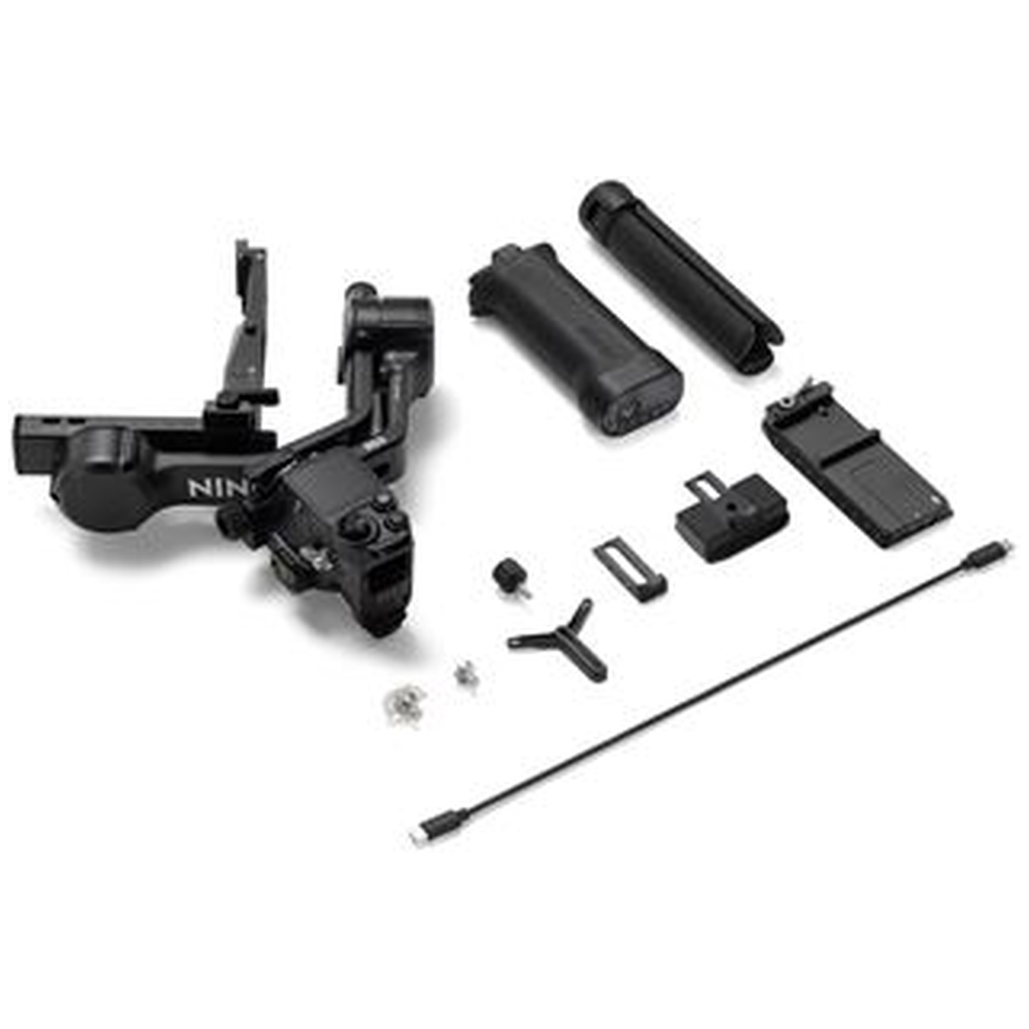 Een zwarte camerastabilisator en diverse accessoires, waaronder een handgreep, statief en kabels, liggen op een witte achtergrond.