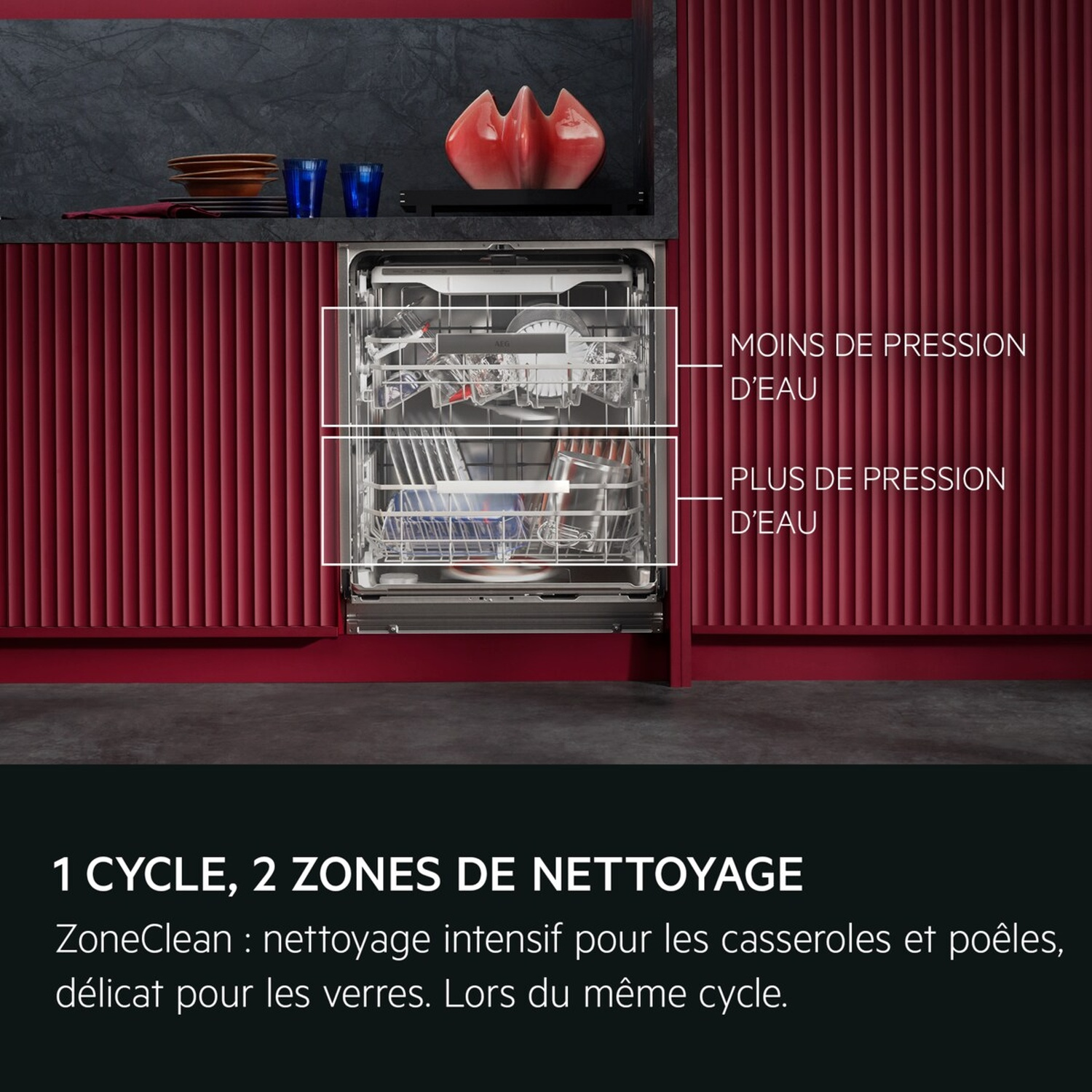 Un lave-vaisselle ouvert dans une cuisine rouge moderne, montrant deux zones pour différents niveaux de pression d'eau.