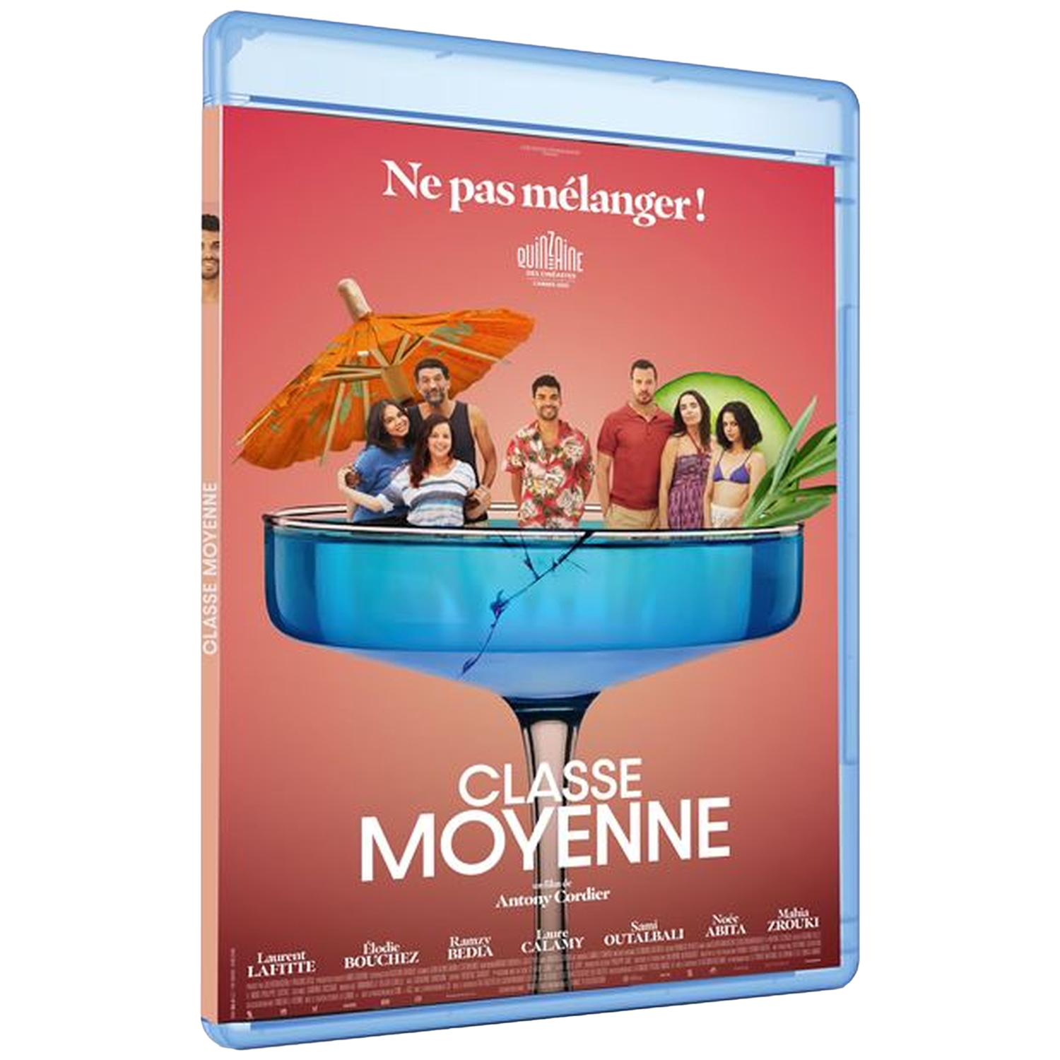 Couverture de DVD pour "Classe Moyenne" montrant six personnes à l'intérieur d'un verre à cocktail bleu géant avec un petit parapluie.