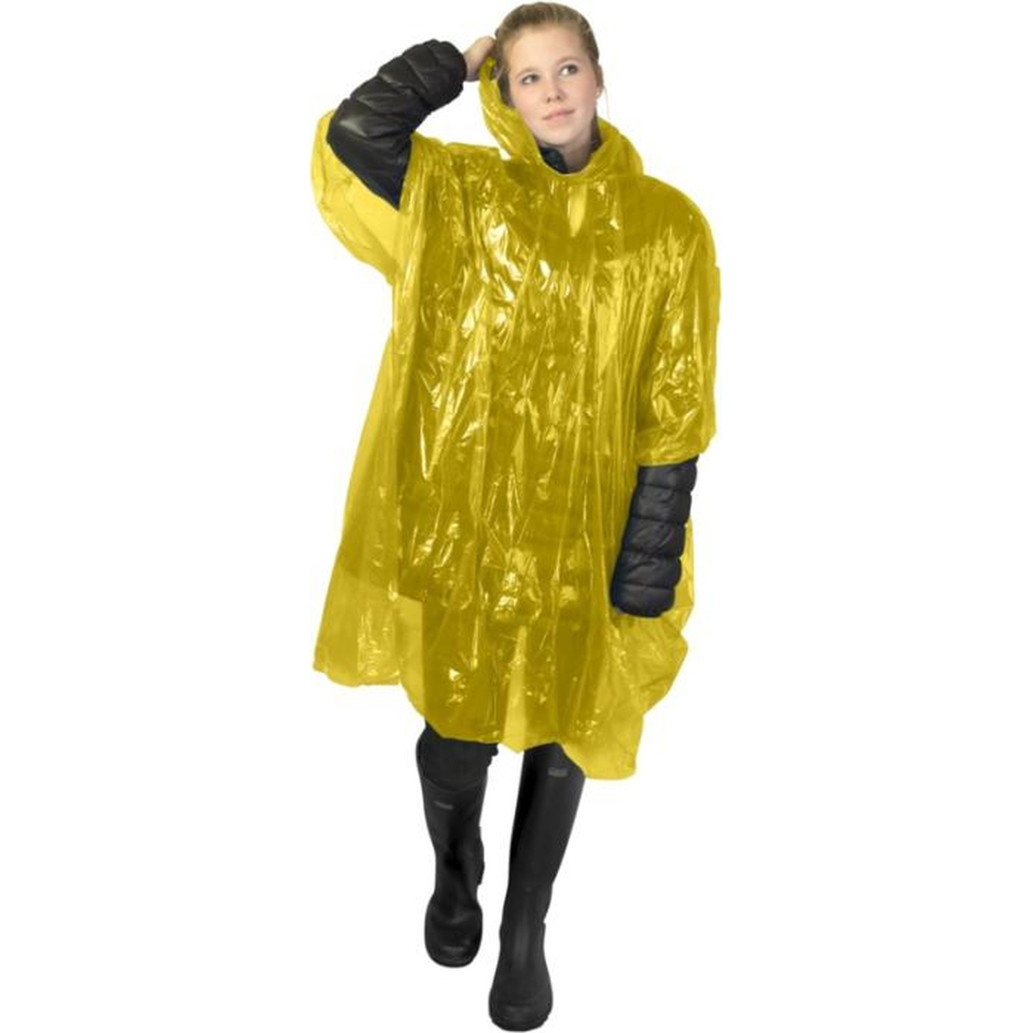 Une femme portant un poncho jaune et des bottes noires.