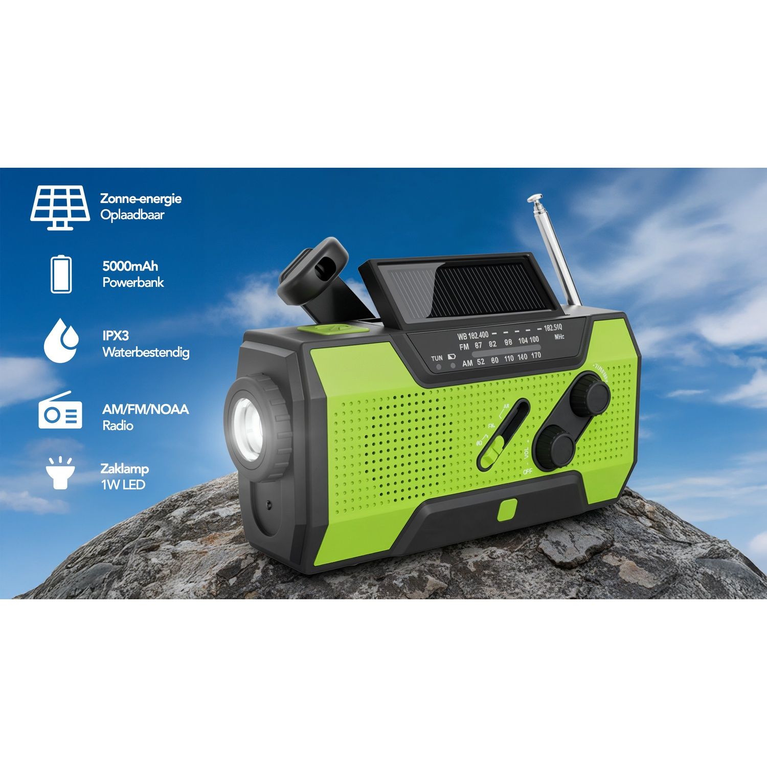 Radio d'urgence verte avec panneau solaire, lampe de poche et batterie externe sur un rocher.