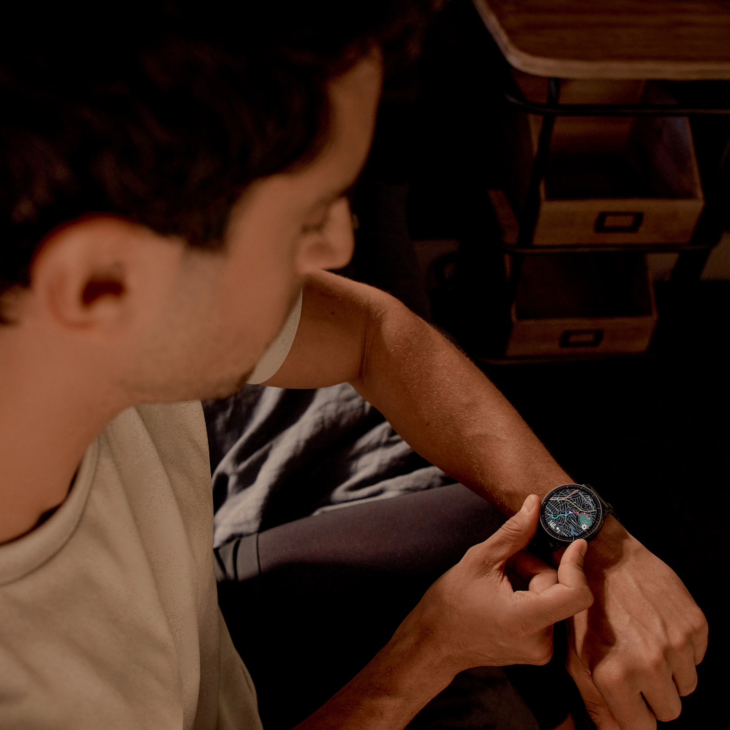 Hombre con reloj y mapa en pantalla, tocando la misma.
