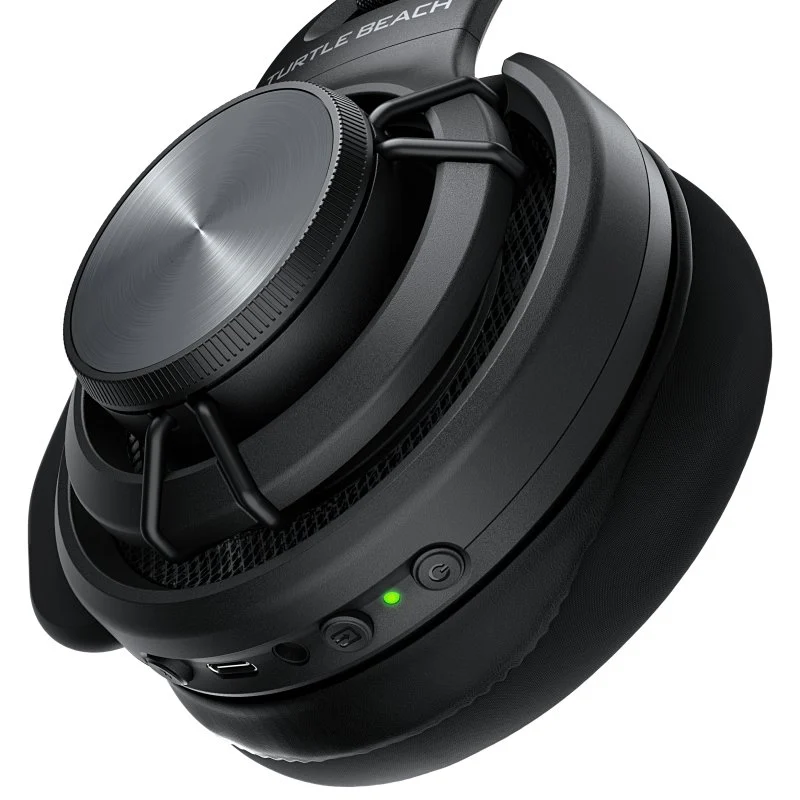Auriculares negros de diadema con dial grande y luz LED verde.