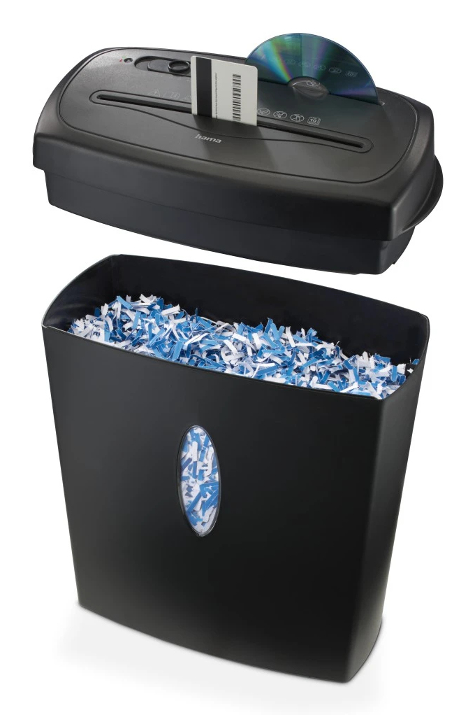 Una destructora de papel negra con un CD y una tarjeta insertados, y un cubo lleno de papel triturado azul y blanco debajo.