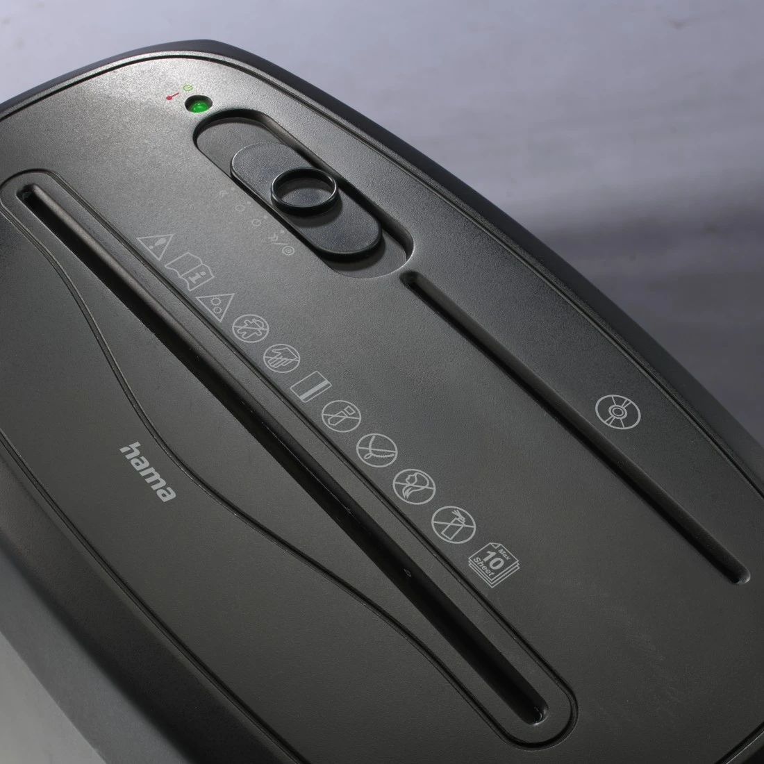 Primer plano de una destructora de papel Hama gris oscuro con luz indicadora verde, deslizador de control e iconos.
