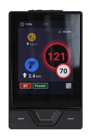 Urządzenie nawigacyjne pokazuje 12:56, 5 km, 2,4 km, 121, 70, S7 Poznań.