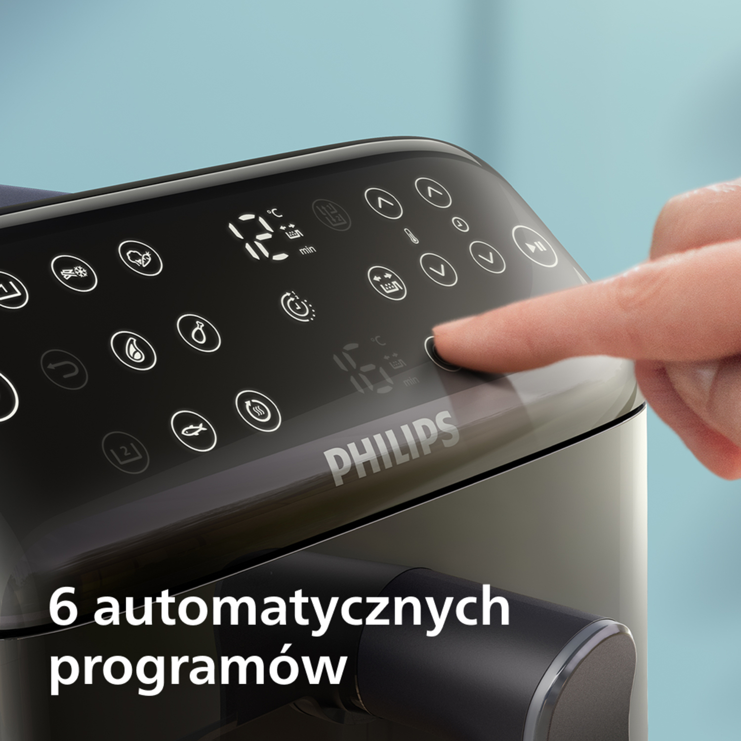 Palec naciska panel sterowania czarnego wyświetlacza frytkownicy beztłuszczowej Philips.