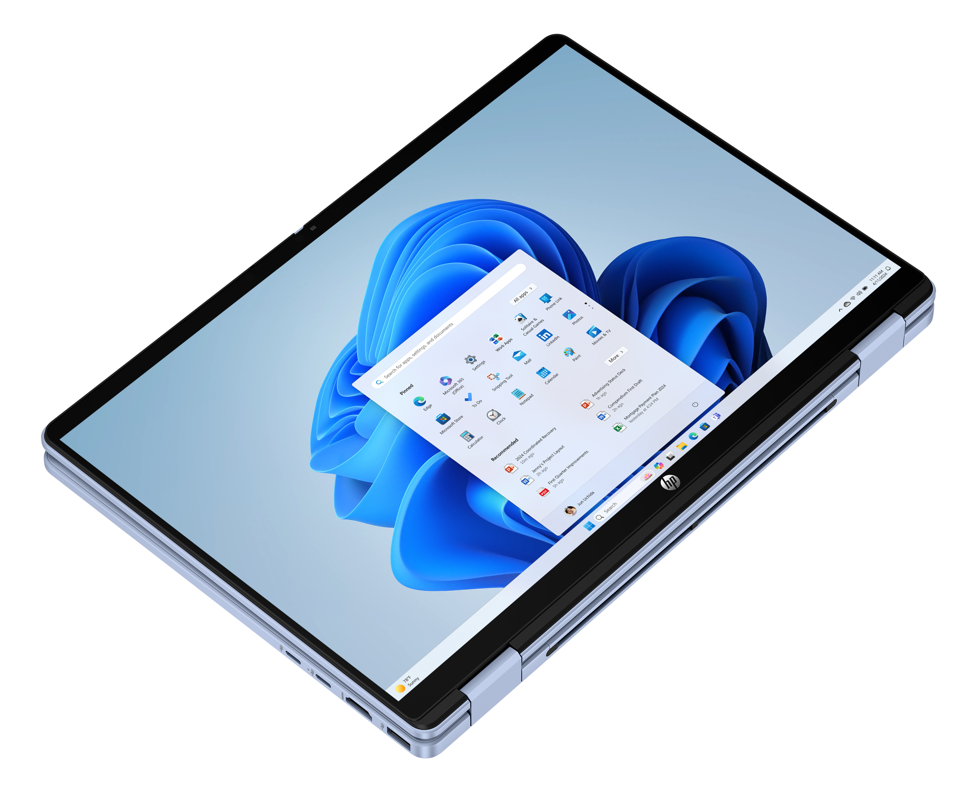 Otwarty laptop wyświetlający system Windows 11 z menu Start na ekranie.