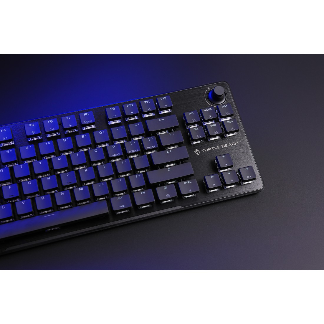 Schwarze Tastatur mit blauer Hintergrundbeleuchtung, Nahaufnahme.