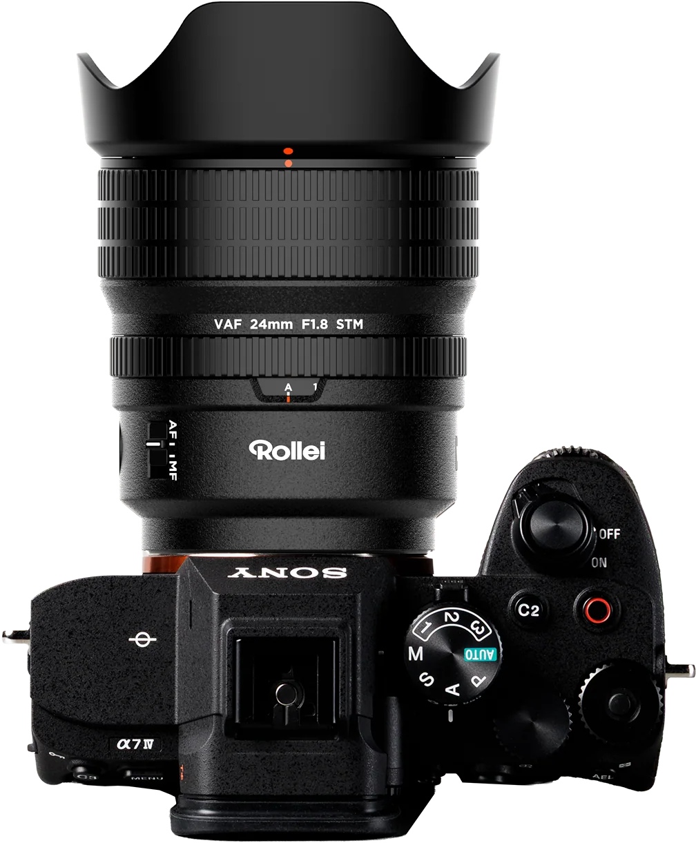 Eine schwarze Sony Alpha 7 IV Kamera mit einem Rollei 24mm F1.8 STM Objektiv.