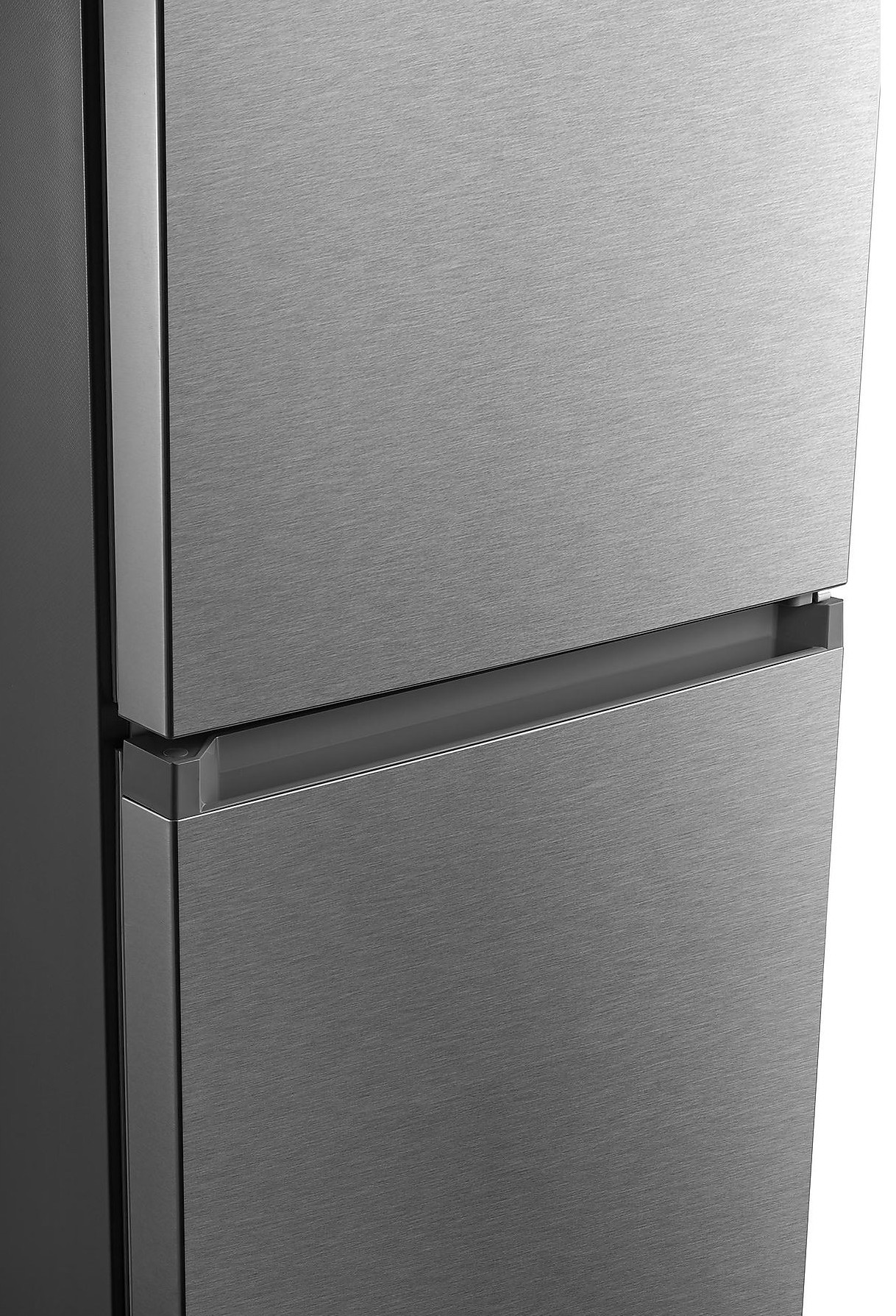 Zbliżenie na szczotkowaną stal nierdzewną nowoczesnej lodówki z uchwytem.