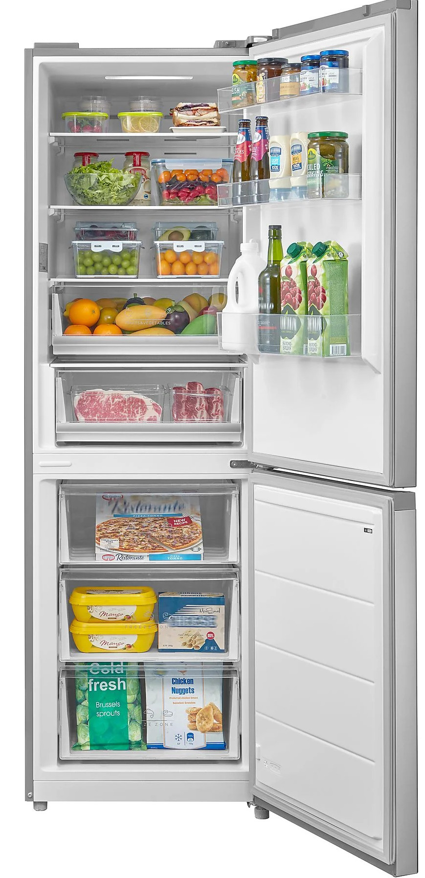 Otwarta lodówka wypełniona owocami, warzywami, mięsem, pizzą, musem mango i nuggettsami z kurczaka.