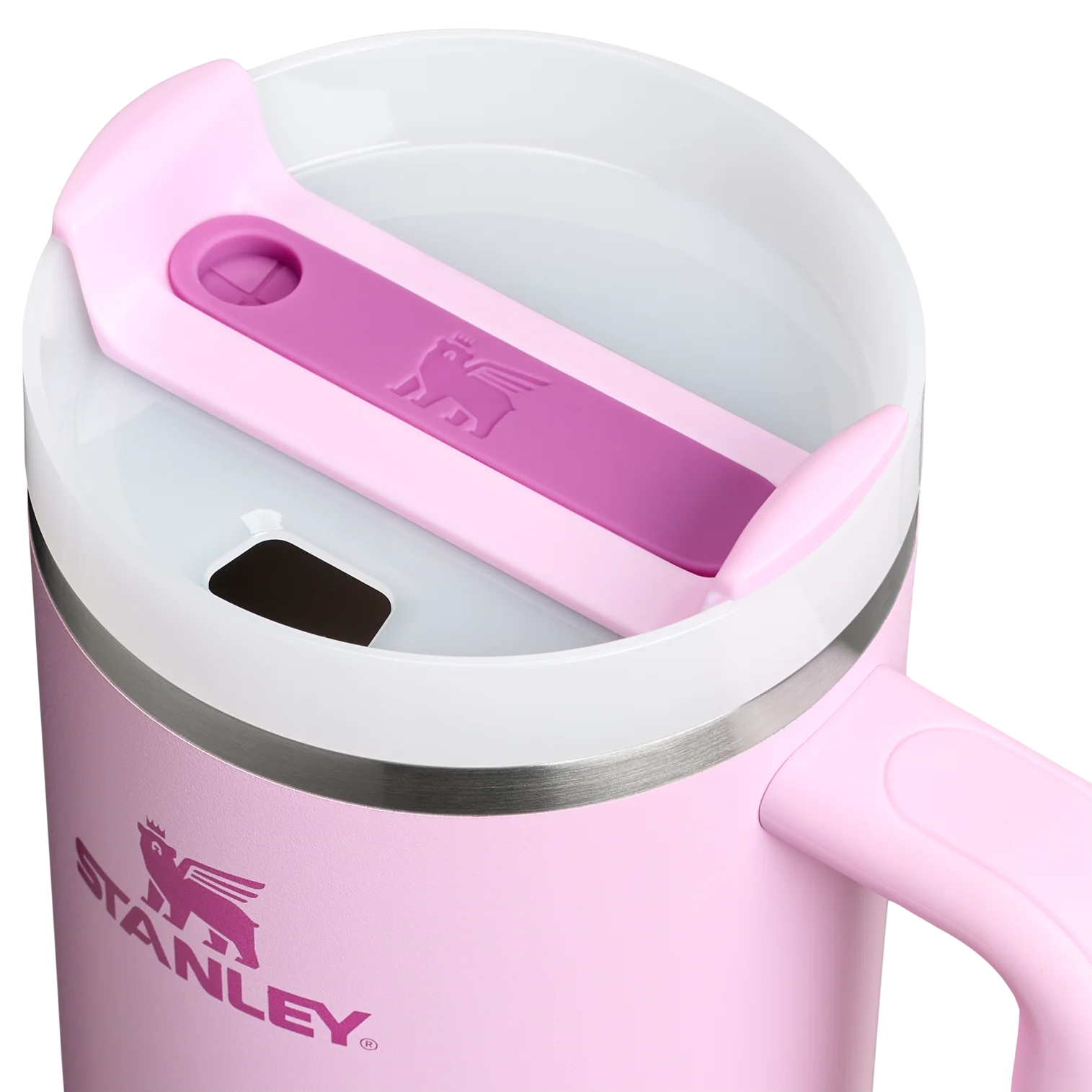 Gümüş kenarlı pembe Stanley kupa ve üzerinde logo bulunan pembe kapak.