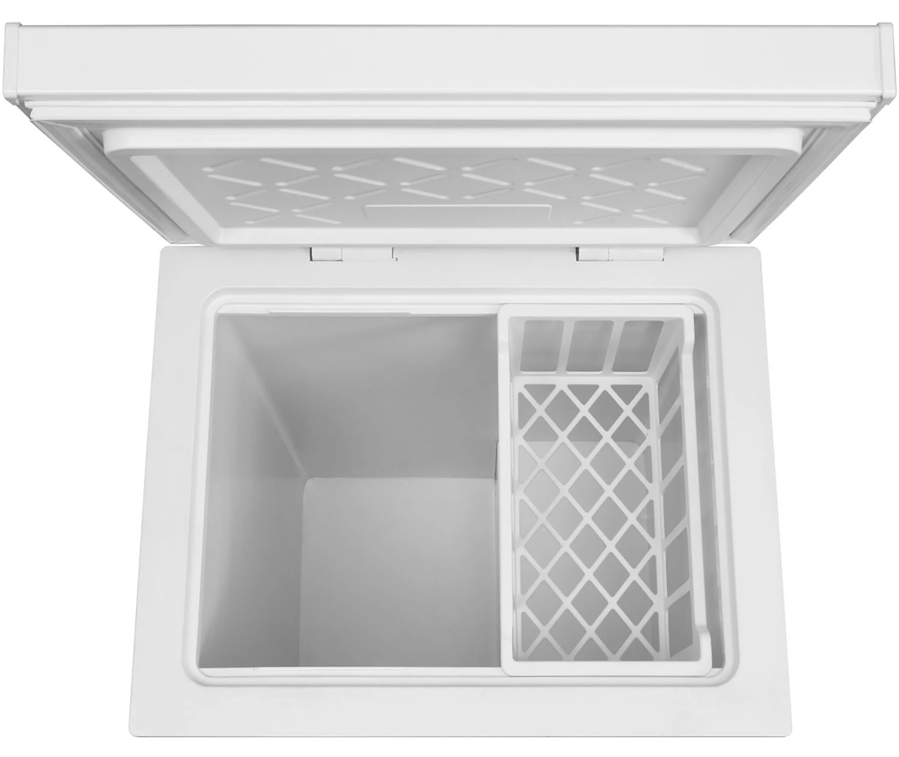 Otwarta biała zamrażarka skrzyniowa z wyjmowanym koszem.