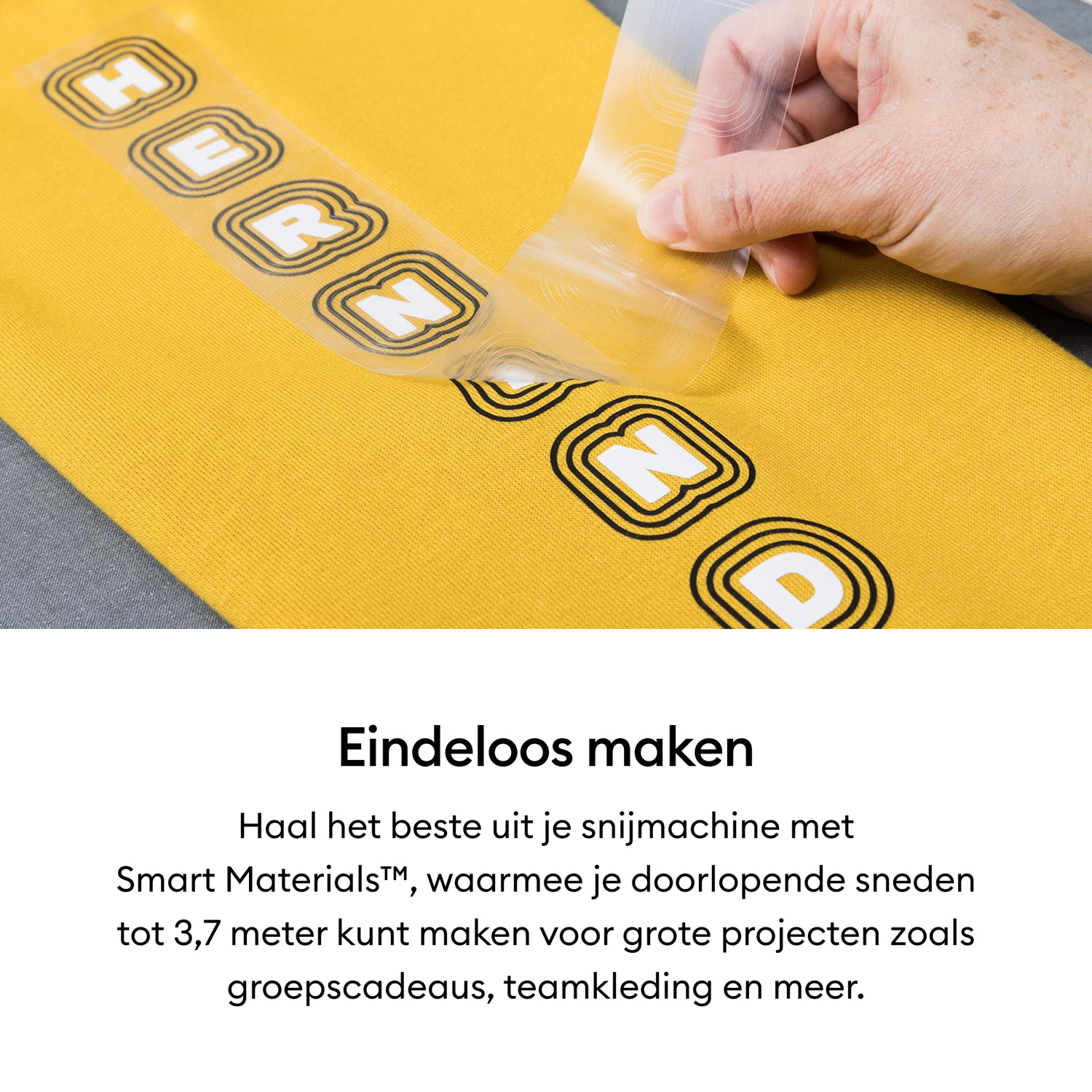 Een hand trekt transferfolie met letters van gele stof.
