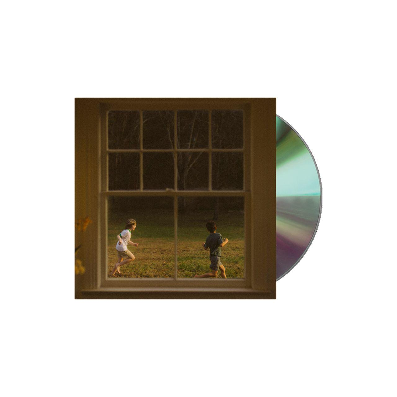 Zwei Kinder rennen durch Gras, gesehen durch ein Fenster. Rechts daneben eine CD.