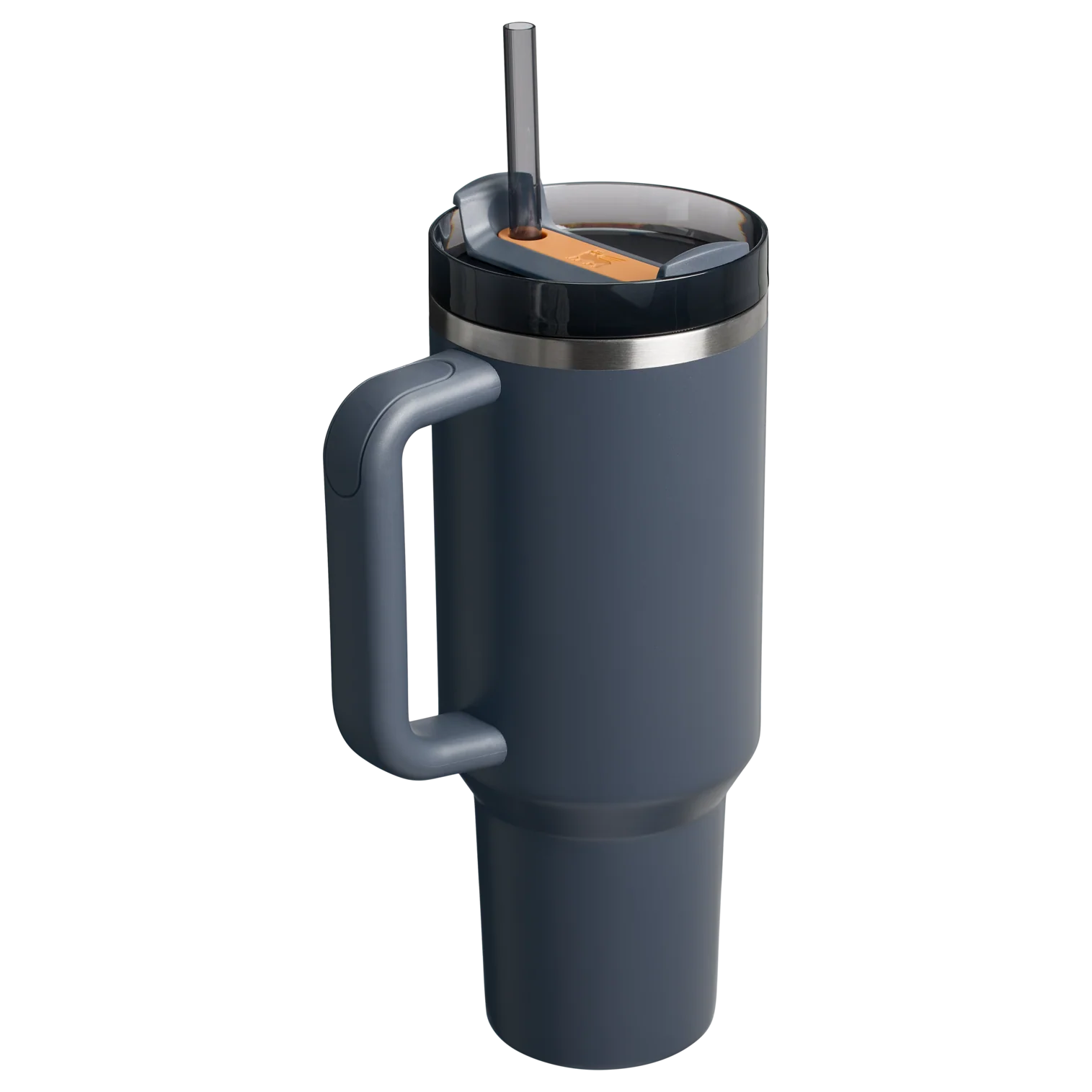 Kulplu ve pipetli koyu gri bardak. Bardağın gümüş rengi kenarı vardır.