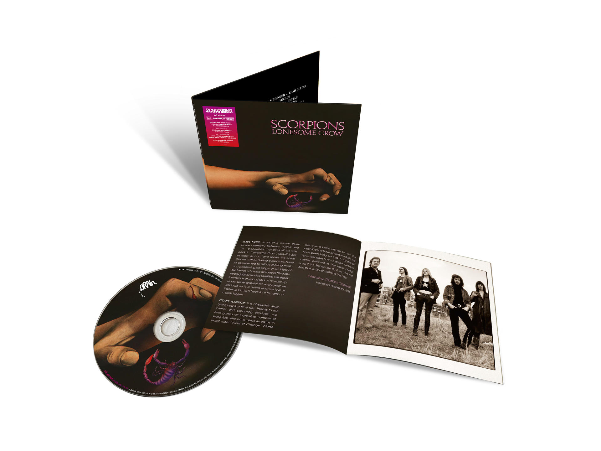 Open vinyl album met CD en bandfoto. Schorpioen op de hoes.