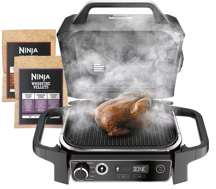 Ein gebratenes Hähnchen auf einem Grill, daneben zwei Packungen Holzpellets.