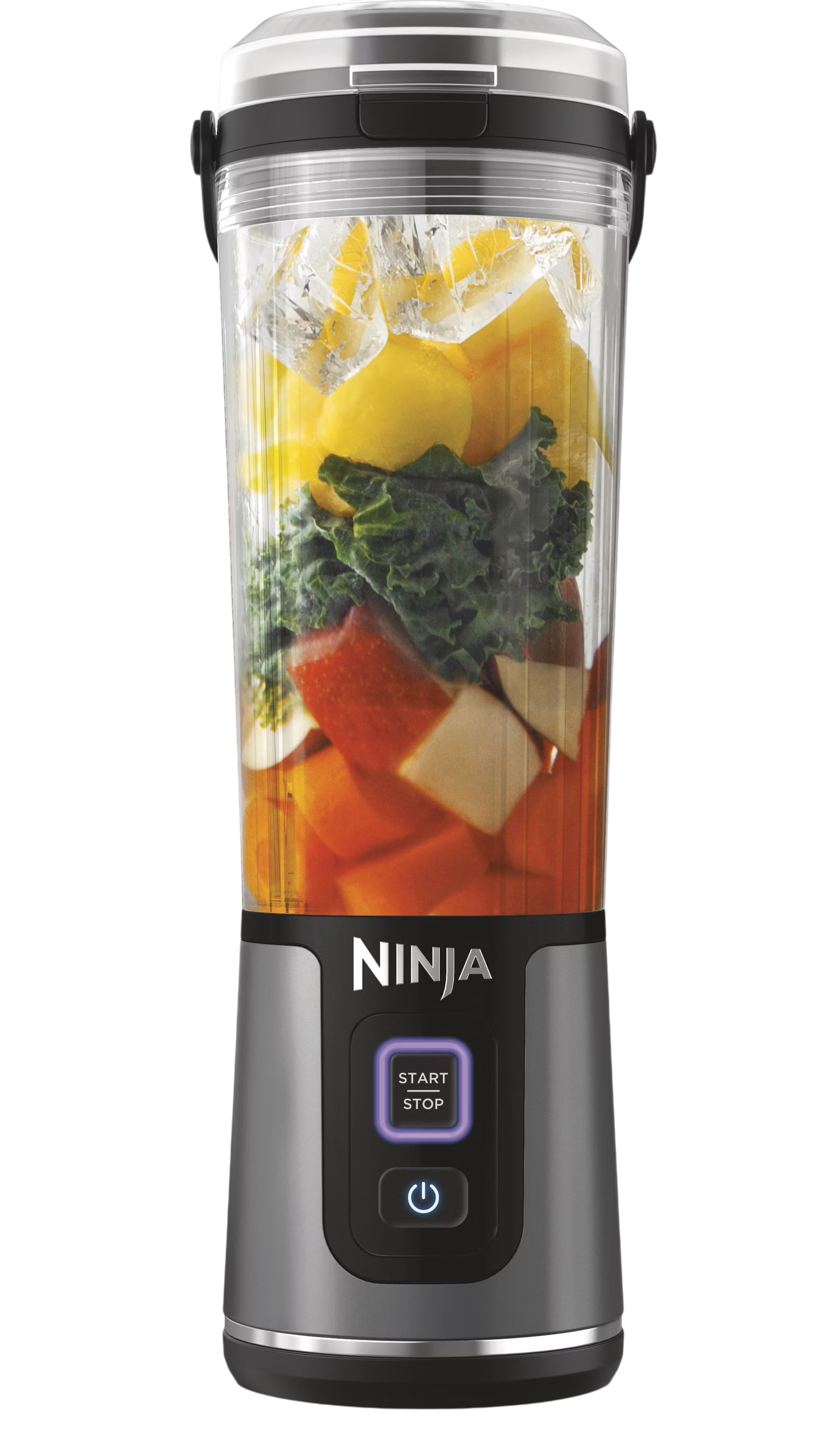 Ein Ninja-Mixer mit Eis, Zitronen, Grünkohl und Äpfeln gefüllt.