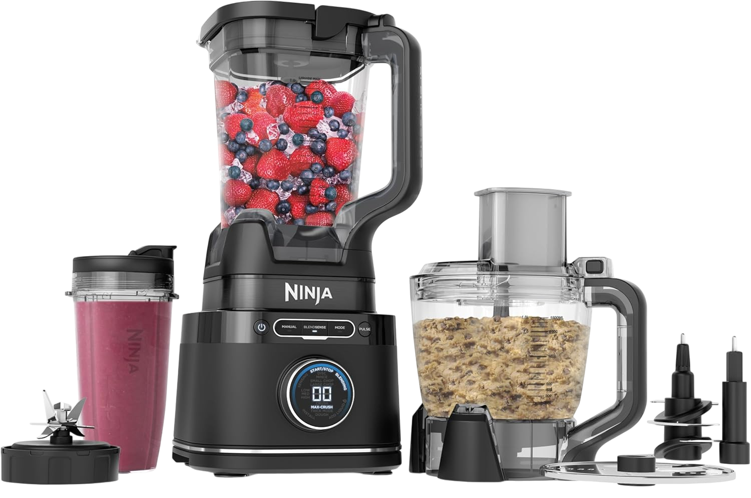 Ein schwarzer Ninja Mixer mit Beeren im oberen Behälter und Haferflocken im unteren.