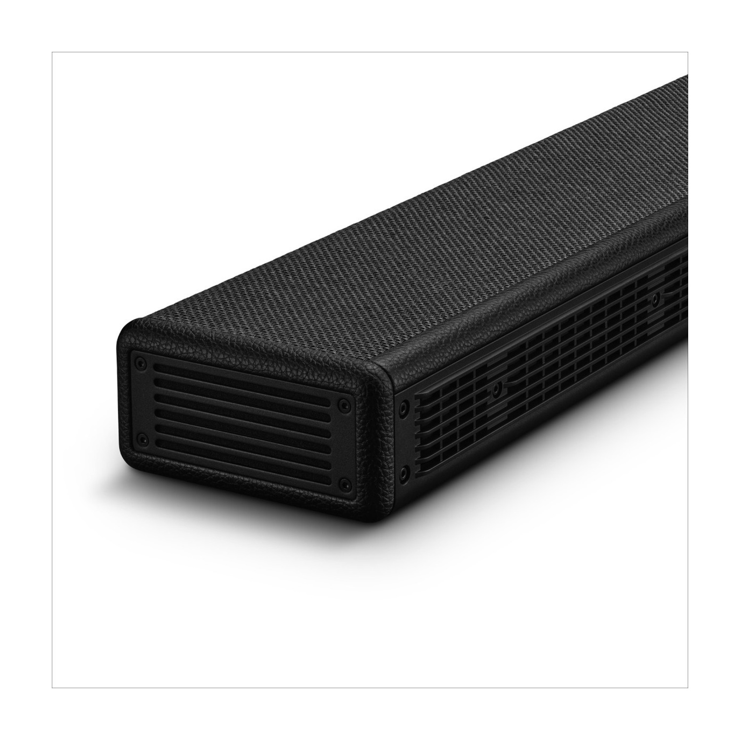 Altoparlante rettangolare nero con copertura testurizzata e fessure di ventilazione.