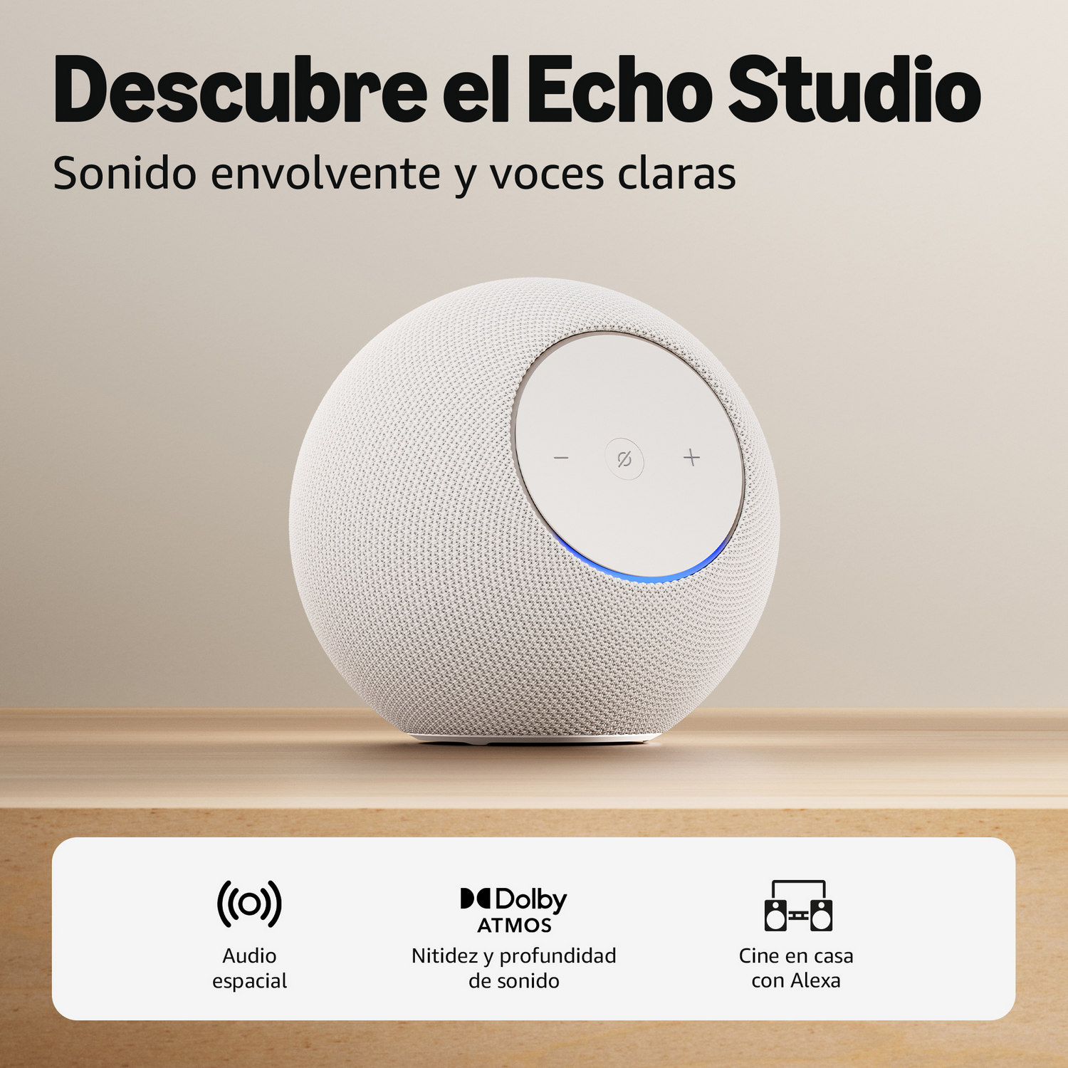 Un altavoz Echo Studio blanco sobre mesa de madera con texto sobre audio.