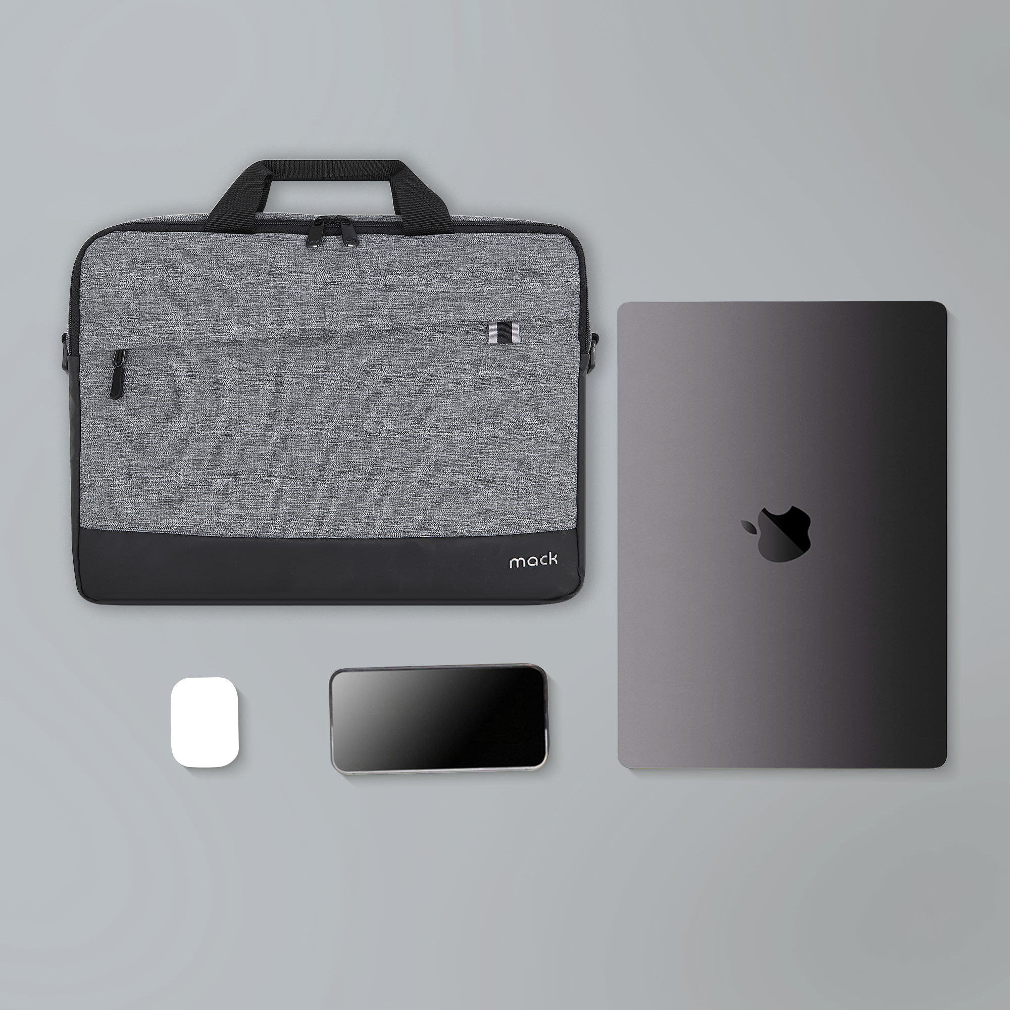 Gri laptop çantası, gri arka planda laptop, akıllı telefon ve beyaz fare.