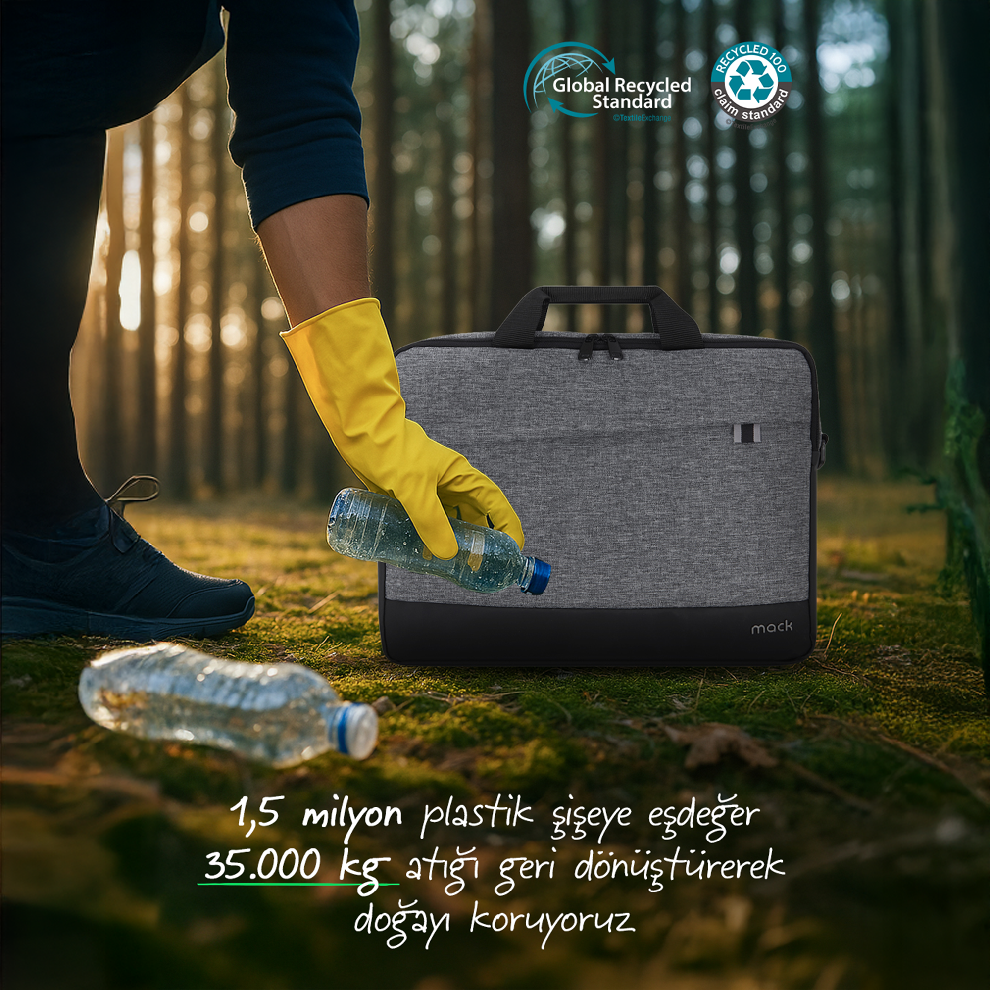 Sarı eldivenli kişi, bir laptop çantasının yanında ormanda plastik şişeleri topluyor.