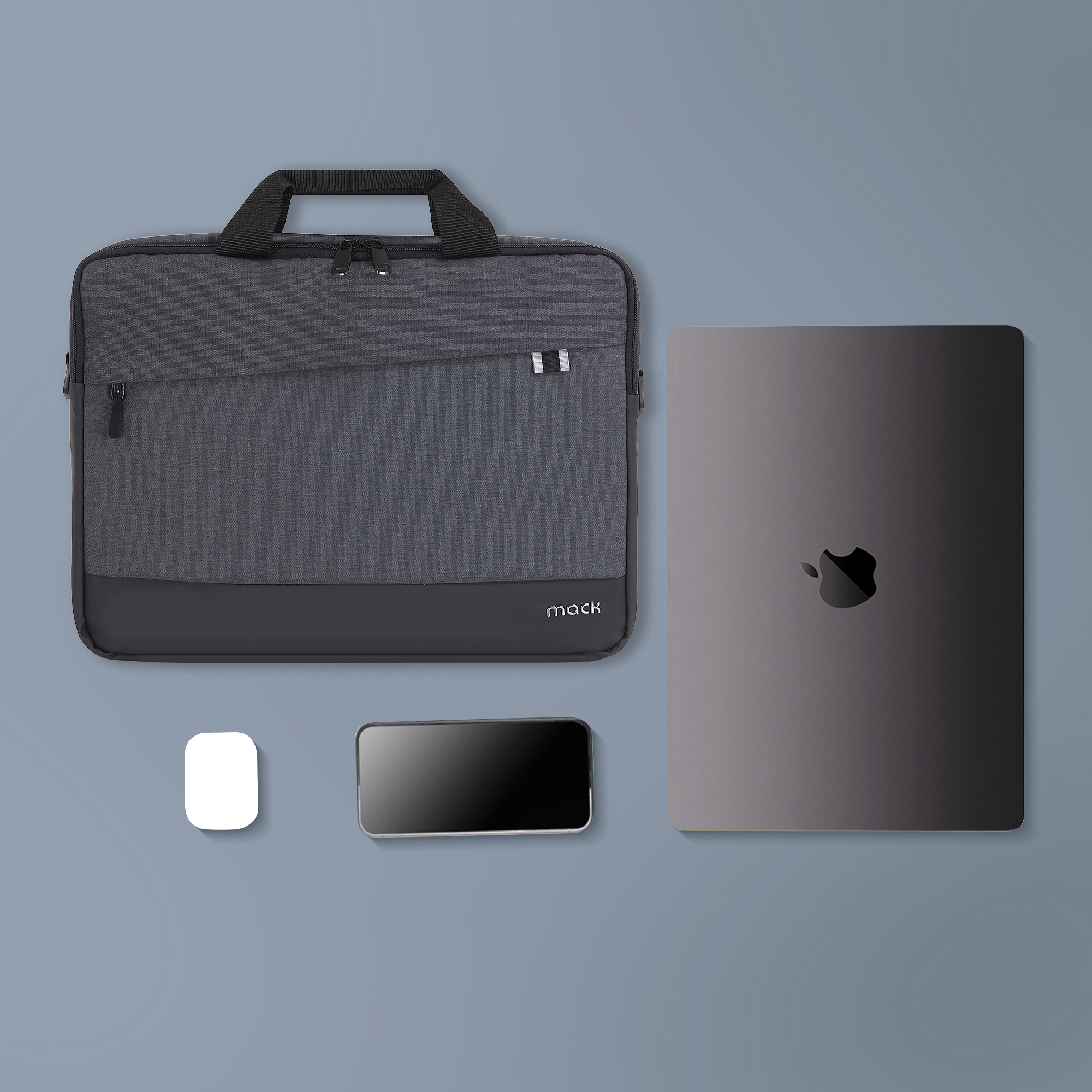Mavi arka plan üzerinde laptop, akıllı telefon ve beyaz nesne bulunan gri dizüstü bilgisayar çantası.