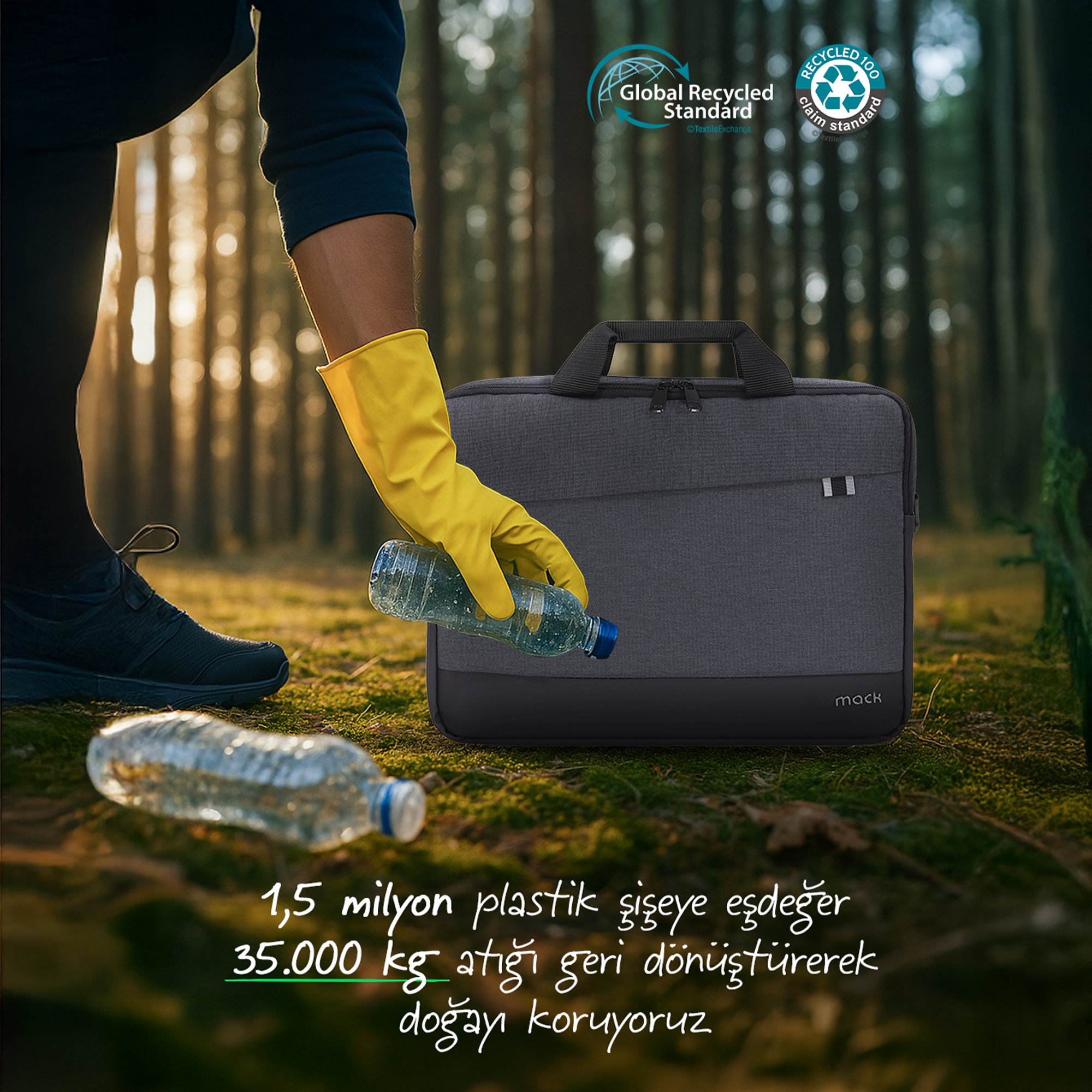 Sarı eldivenli bir el ormanda plastik şişeleri topluyor.