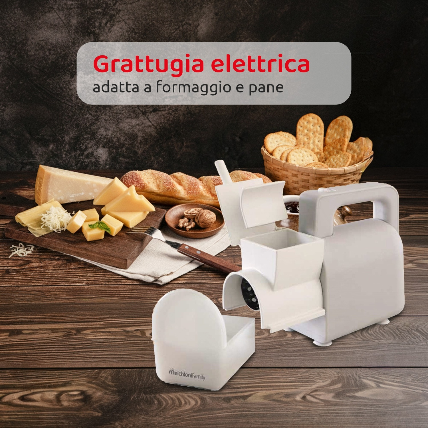 Una grattugia elettrica con formaggio, pane e cracker su un tavolo di legno.