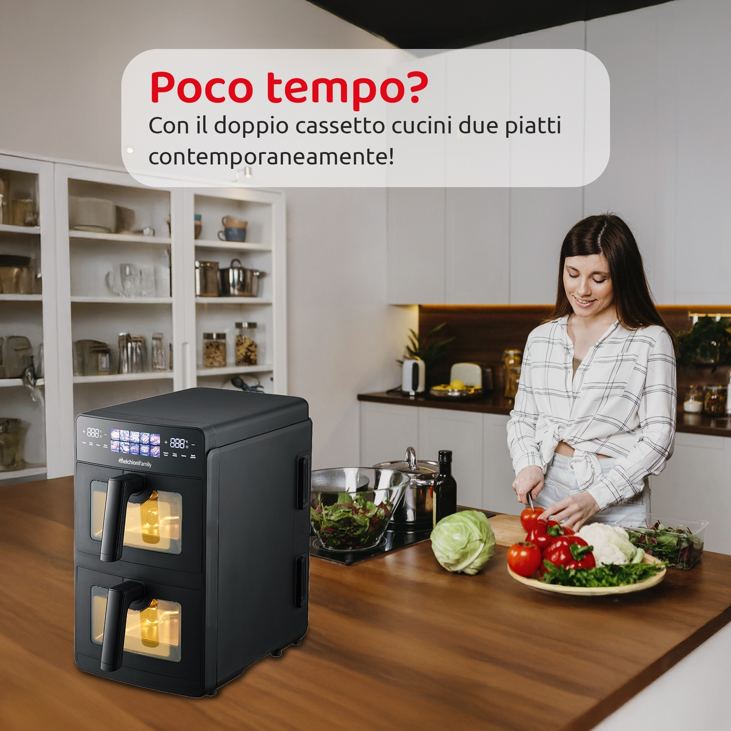 Friggitrice ad aria doppia in cucina, donna taglia pomodori.