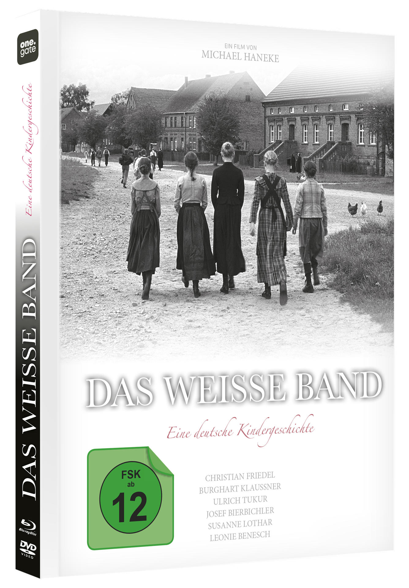 Vier Mädchen gehen auf einem Feldweg. Im Hintergrund Häuser und Bäume. FSK 12.