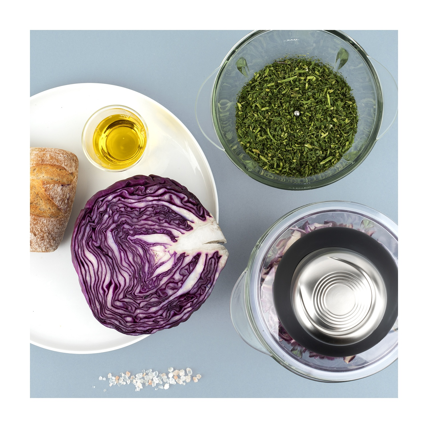 Cavolo rosso, pane, olio ed erbe tritate con un frullatore.