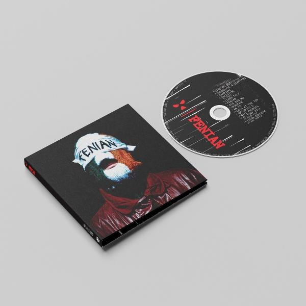 CD und Hülle mit Porträt: Mann mit Mütze und Maske, roter Jacke.
