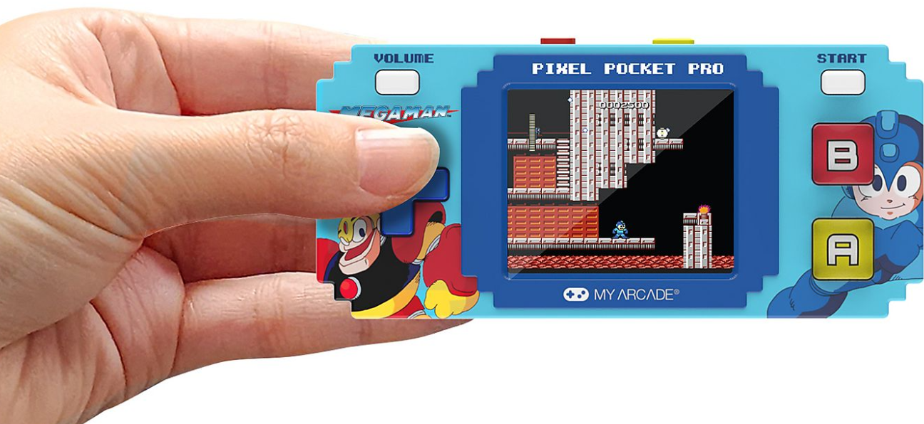 Ein Daumen hält ein blaues Handheld-Spielgerät mit Pixel-Grafiken und Mega-Man-Design.