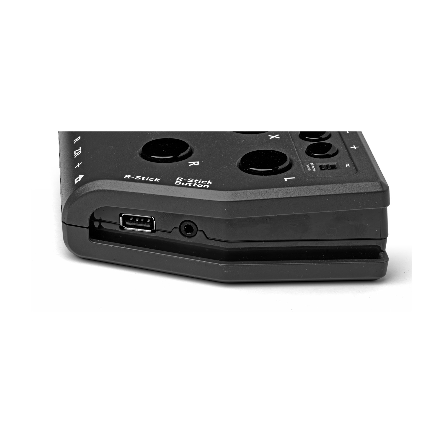 Controller nero con porta USB e jack per cuffie.