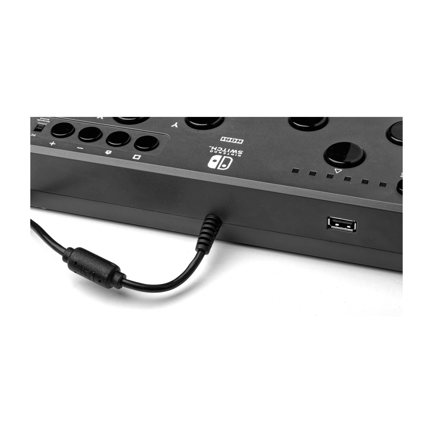 Controller da gioco nero con porta USB e cavo collegato.