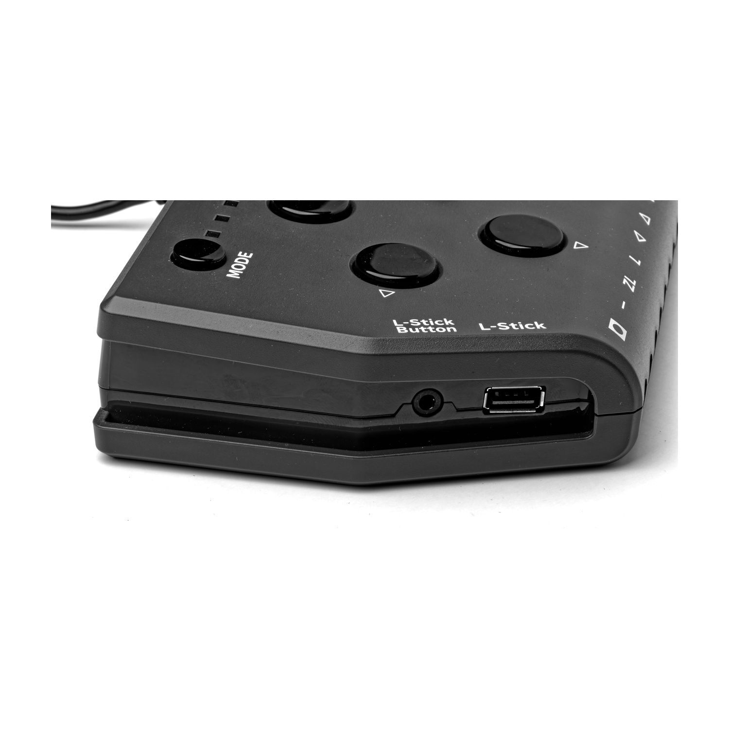 Controller nero con pulsanti, porta USB e jack per cuffie.