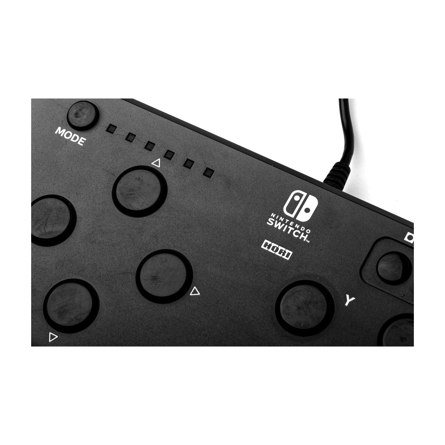 Primo piano di un controller nero Hori Nintendo Switch con pulsanti e cavo.