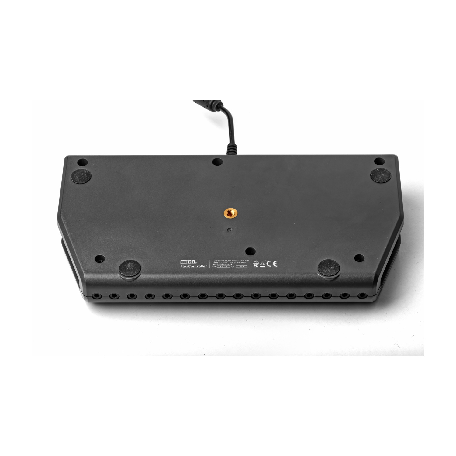 Parte inferiore di un Hori FlexController nero con cavo ed etichetta.