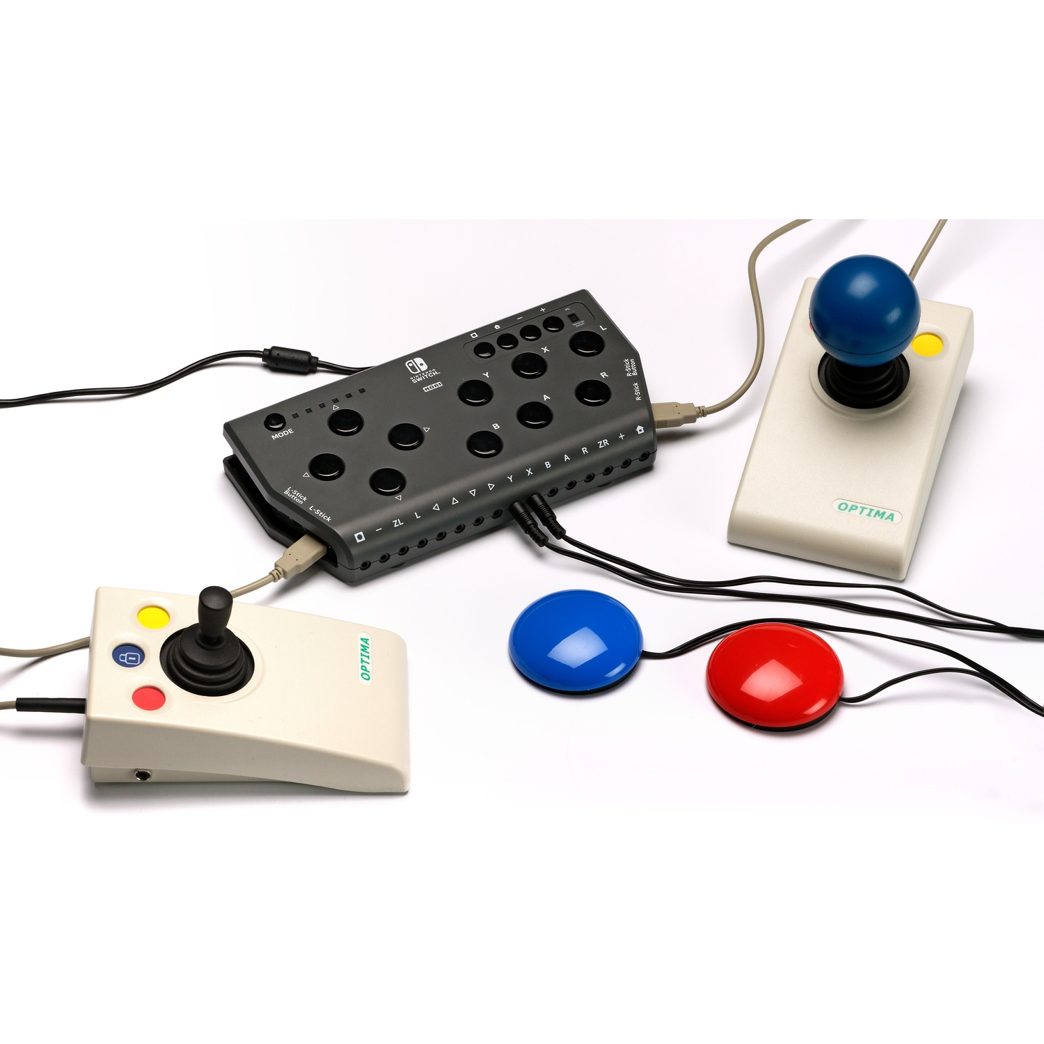 Tre controller adattivi: uno grigio con pulsanti, un joystick bianco e due pulsanti colorati.