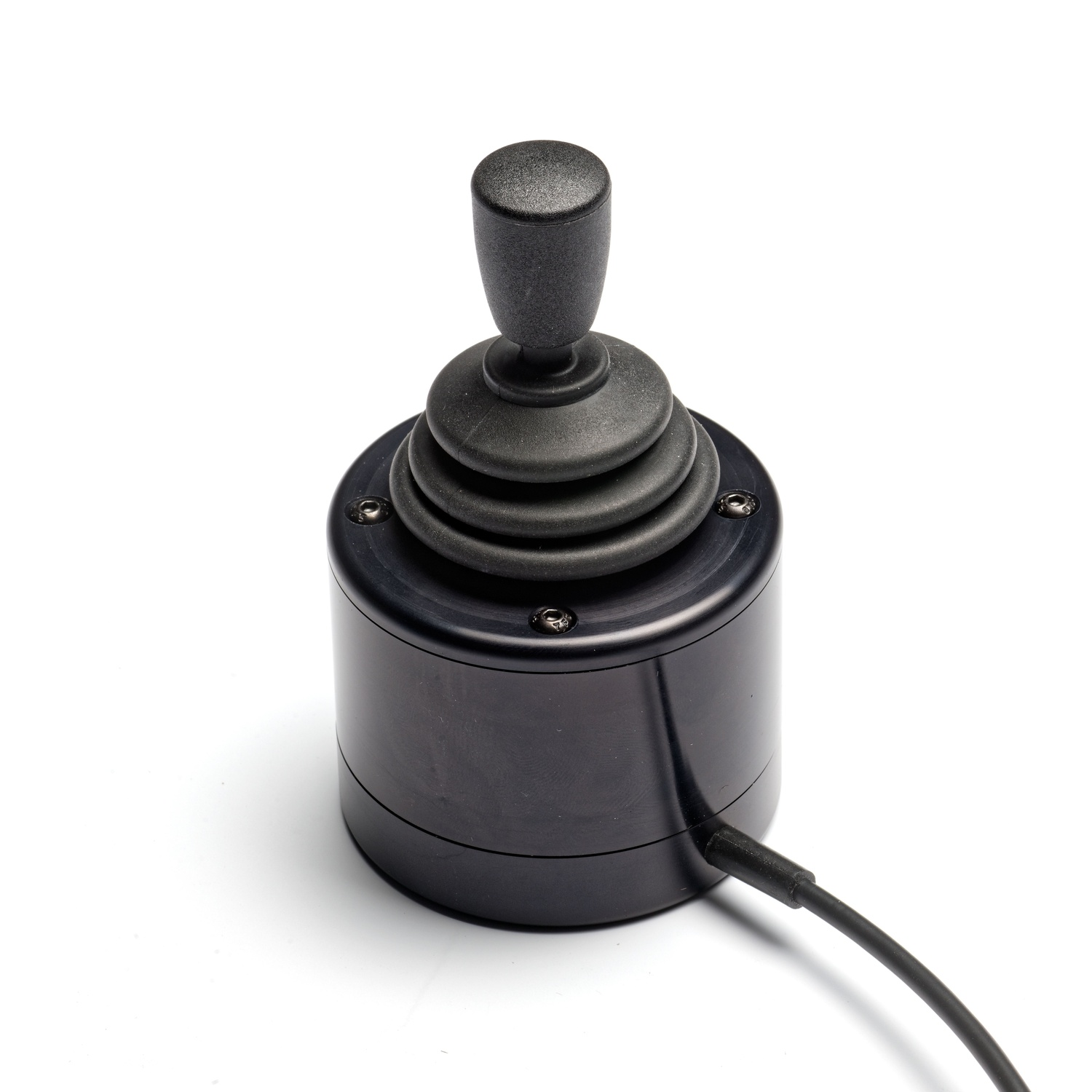 Un joystick nero con impugnatura gommata è mostrato su sfondo bianco.