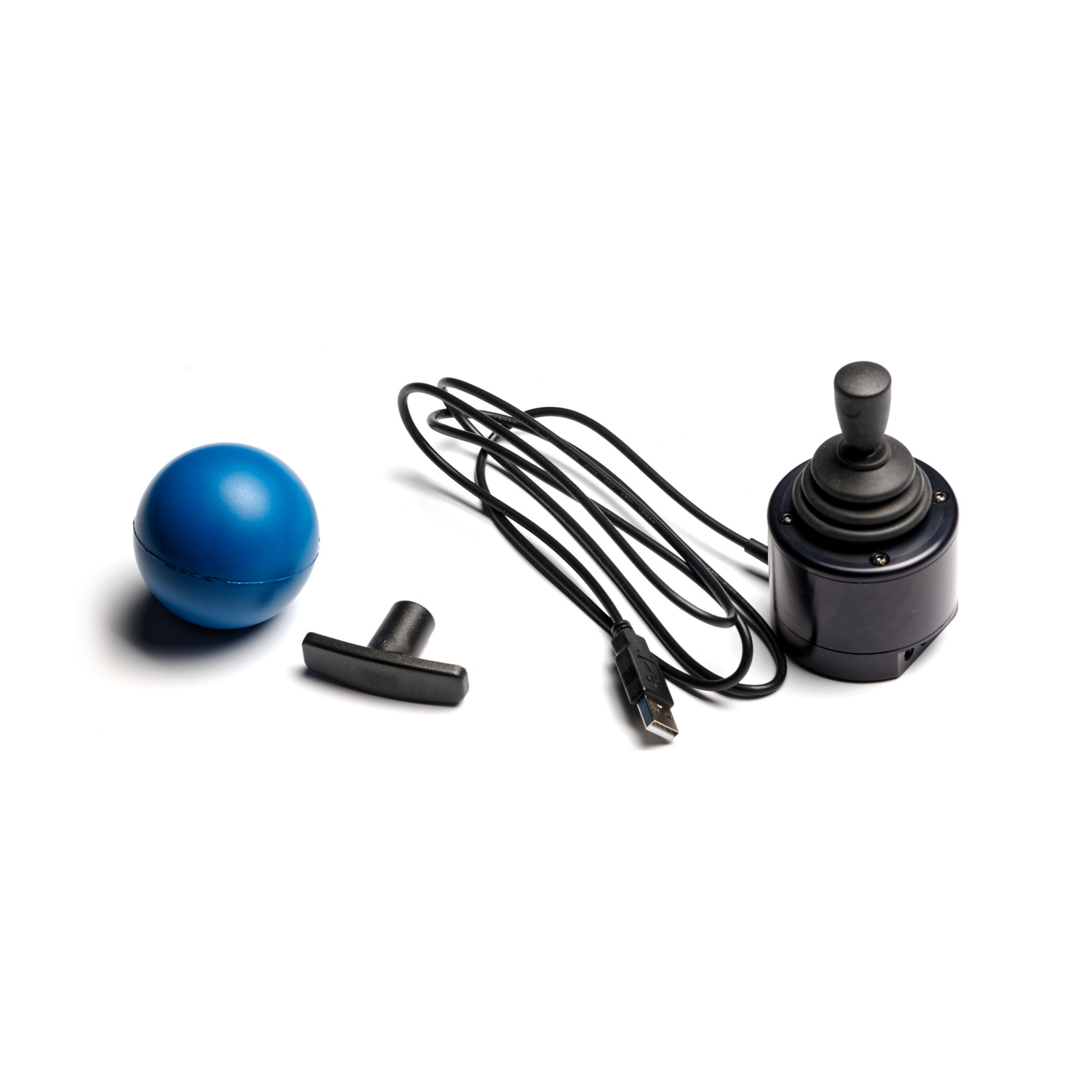 Una palla blu, una maniglia a T e un joystick nero con cavo USB su bianco.