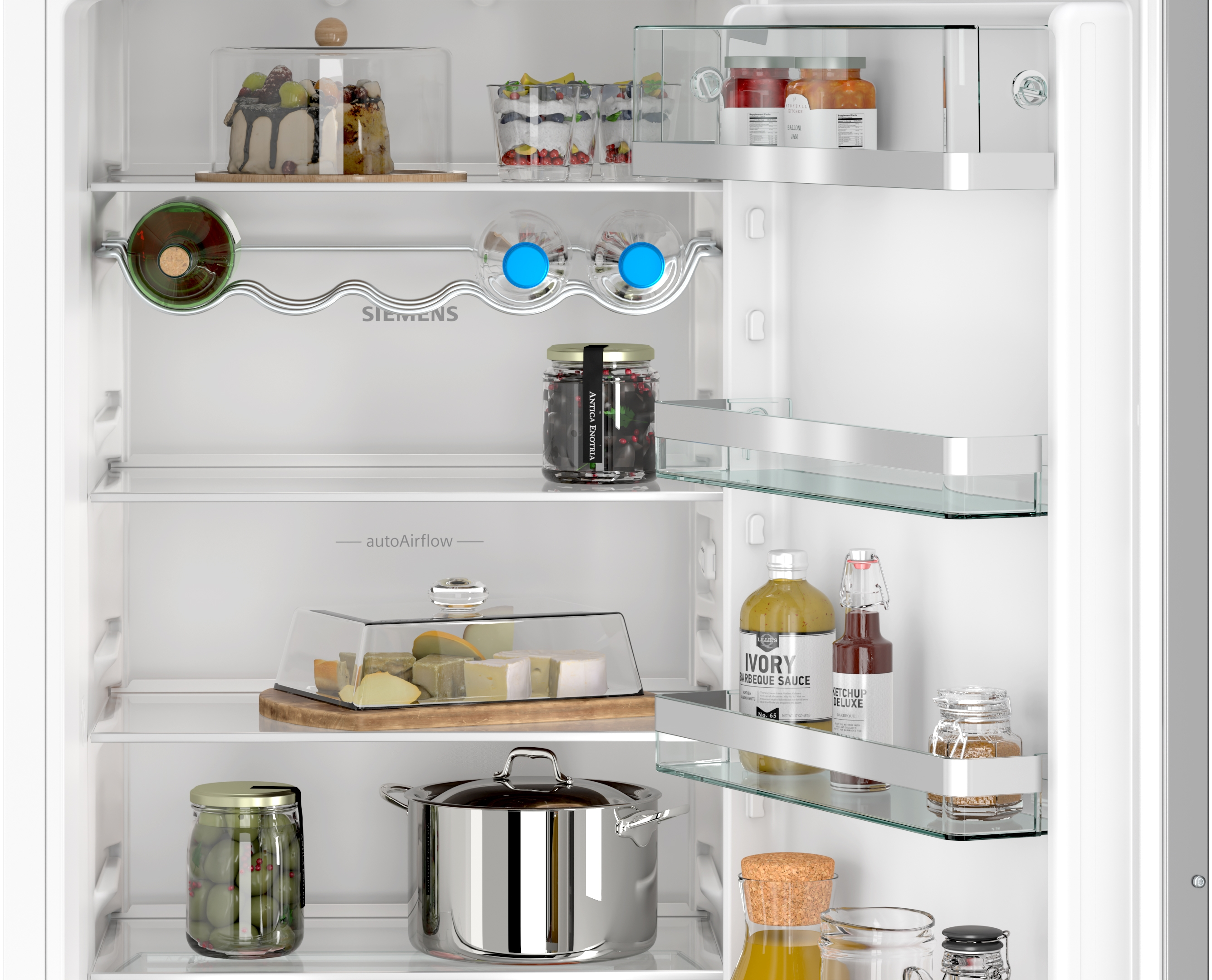 Kühlschrank mit Essen: Kuchen, Desserts, Käse, Oliven, Töpfe, Flaschen.