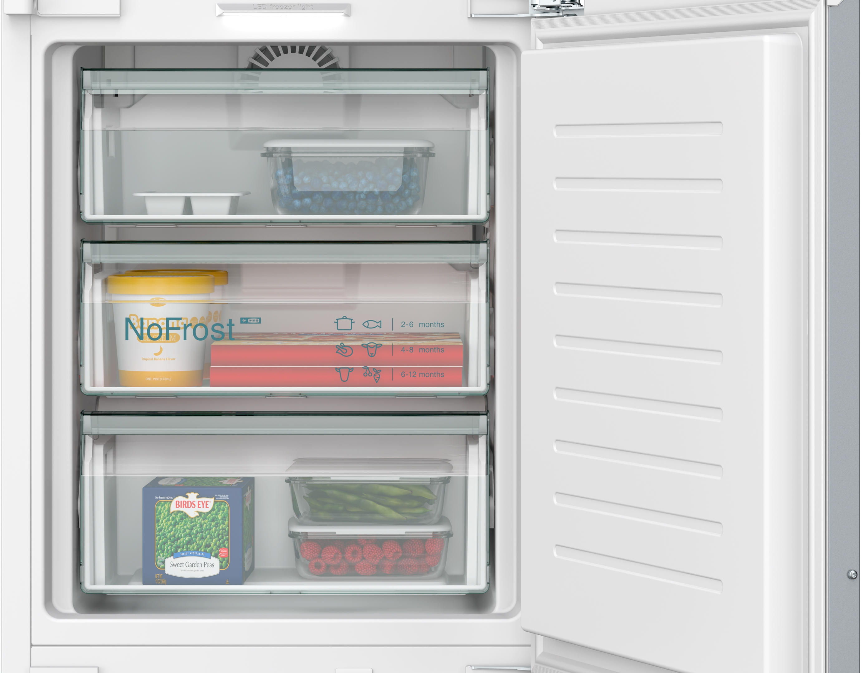 Gefrierschrank mit offenen Fächern: Eis, Erbsen, Beeren und gefrorene Lebensmittel.
