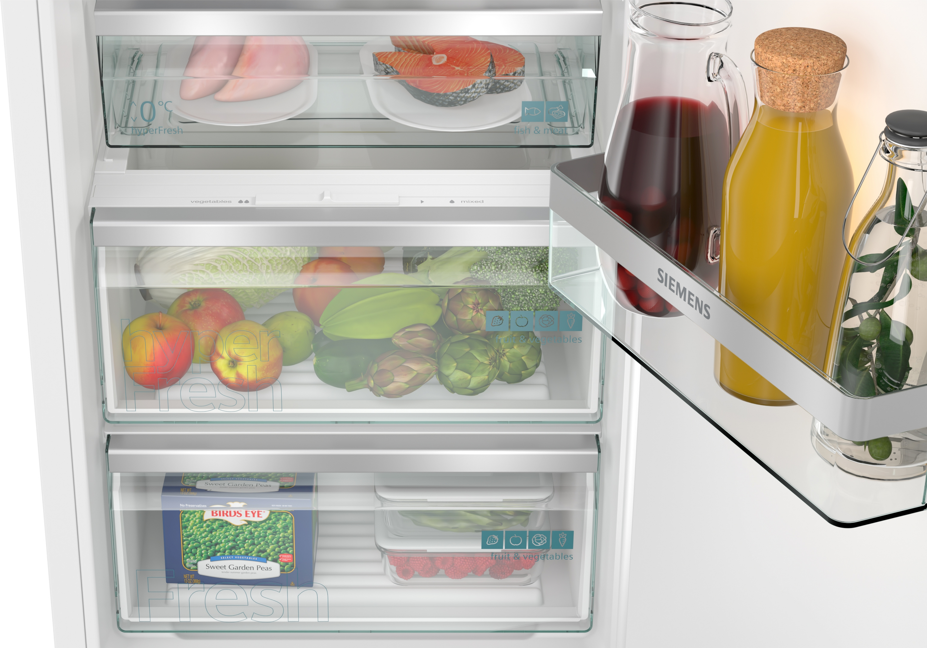 Kühlschrank mit Fleisch, Fisch, Gemüse, Obst und Getränken in Gläsern.