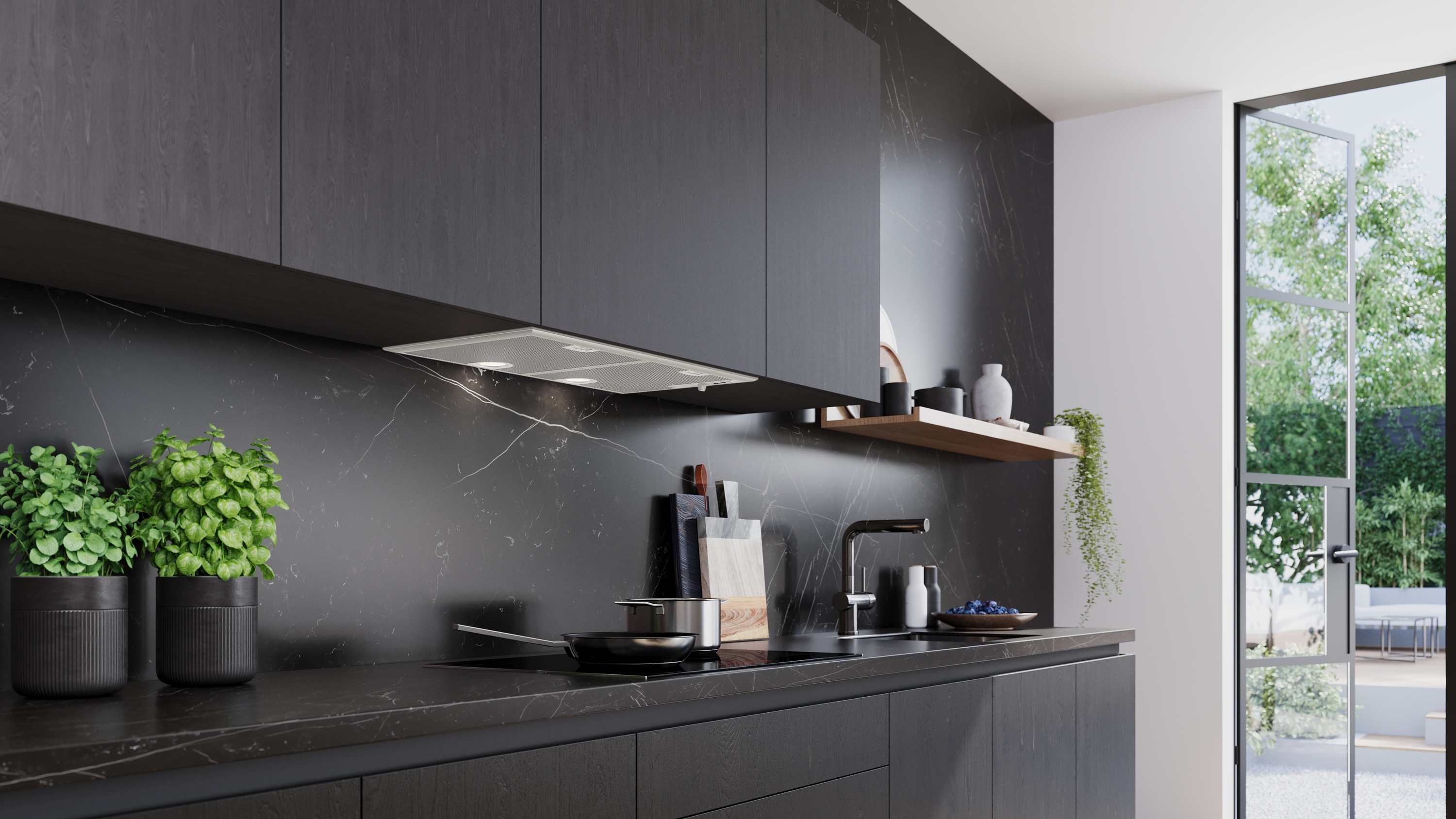 Moderne schwarze Küche mit Marmorrückwand, Dunstabzugshaube, Topf und Pfanne.